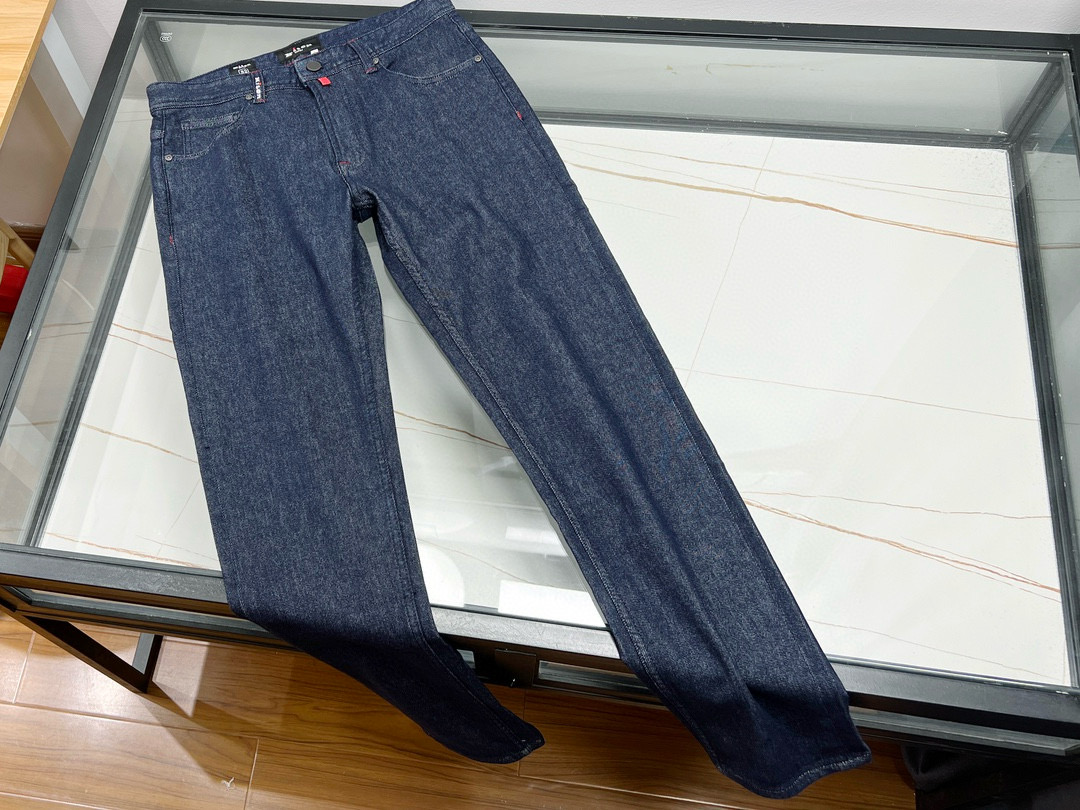 NO:776392,——26SSkit business autumn and winter denim stretch straight pants lead the new trend of business casual. The carefully crafted autumn and winter denim stretch straight pants have become the first choice for urban gentlemen with their unique charm. They are made of high-quality fabrics and blended with modern technology and elastic fiber to ensure comfortable and unrestricted wear. They can maintain an elegant shape even if they sit for a long time. The straight cut is classic yet fashionable and perfectly modifies the leg lines. Whether it is paired with business formal attire or casual shoes, it can be easily controlled and shows extraordinary temperament.  The specially designed autumn and winter styles not only retain the classic charm of denim, but also add a bit of warmth and texture. The delicate turning lines and every detail highlight the brand's insistence and pursuit of quality. Whether you are walking through busy urban streets or attending business meetings, these stretch straight-leg pants can make you confident, showing maturity, stability and extraordinary taste. Business autumn and winter denim stretch straight-leg pants are an indispensable and versatile choice in your wardrobe.  Ready for sale, primary color blue 31-32-33-34, men's clothing,19860909——26SSkit商务秋冬牛仔弹力直筒裤 引领商务休闲新风尚,精心打造的秋冬牛仔弹力直筒裤,以其独特的魅力成为都市绅士的优选单品.采用优质面料,融合现代科技弹力纤维,确保穿着舒适无束缚,即便长时间久坐亦能保持优雅形态.直筒剪裁,经典而不失时尚感,完美修饰腿部线条,无论是搭配商务正装还是休闲鞋履,都能轻松驾驭,展现非凡气质. 特别设计的秋冬款式,不仅保留了牛仔的经典韵味,更添几分温暖与质感.细腻的车工走线,每一处细节都彰显品牌对品质的坚持与追求.无论是穿梭于繁忙的都市街头,还是出席商务会议,这款弹力直筒裤都能让您自信满满,尽显成熟稳重与不凡品味.商务秋冬牛仔弹力直筒裤,是您衣橱中不可或缺的百搭之选. 现货发售原色蓝31-32-33-34,男装,,Women's clothing