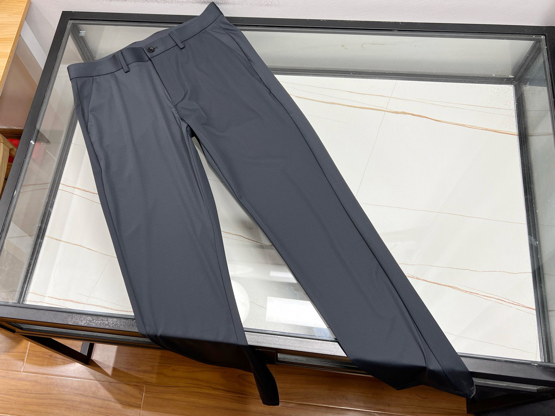 NO:776401,——LP ammonia copper wire fabric stretch spring and summer casual trousers, with its unique fabric characteristics and fashionable design, have become an indispensable fashion item in spring. This trousers is made of advanced LP ammonia copper wire fabric, which cleverly combines the elasticity of spandex and the antibacterial breathability of copper fiber, giving the trousers excellent elasticity and comfort. Whether you are sitting for a long time at work or traveling casually, you can enjoy unrestrained wear  Experience. The light and breathable material can keep you dry even in the hot summer, effectively preventing stuffy discomfort. In terms of design, it retains the classic tailoring and elegant lines of trousers, while incorporating casual elements. It is suitable for business occasions and can easily control daily casual wear. Simple yet stylish, the LP ammonia copper wire fabric stretch spring and summer casual trousers are an ideal choice for you to show your personality in spring and summer.  Ready for sale blue 31/32, gray 32-33-34-36, men's clothing, loro piana,19860909———LP氨铜丝面料弹力春夏休闲西裤,以其独特的面料特性与时尚设计,成为春日里不可或缺的时尚单品.这款西裤采用先进的LP氨铜丝面料,巧妙融合了氨纶的弹性与铜纤维的抗菌透气性能,赋予裤子出色的弹力与舒适度.无论是久坐办公还是轻松出游,都能享受无拘无束的穿着体验.轻盈透气的材质,即便在炎炎夏日也能保持干爽,有效防止闷热不适.设计上,它保留了西裤的经典剪裁与优雅线条,同时融入休闲元素,既适合商务场合,也能轻松驾驭日常休闲装扮.简约而不失格调,LP氨铜丝面料弹力春夏休闲西裤,是您春夏季节展现个性风采的理想选择. 现货发售蓝色31/32,灰色32-33-34-36,男装,loro piana,,Women's clothing