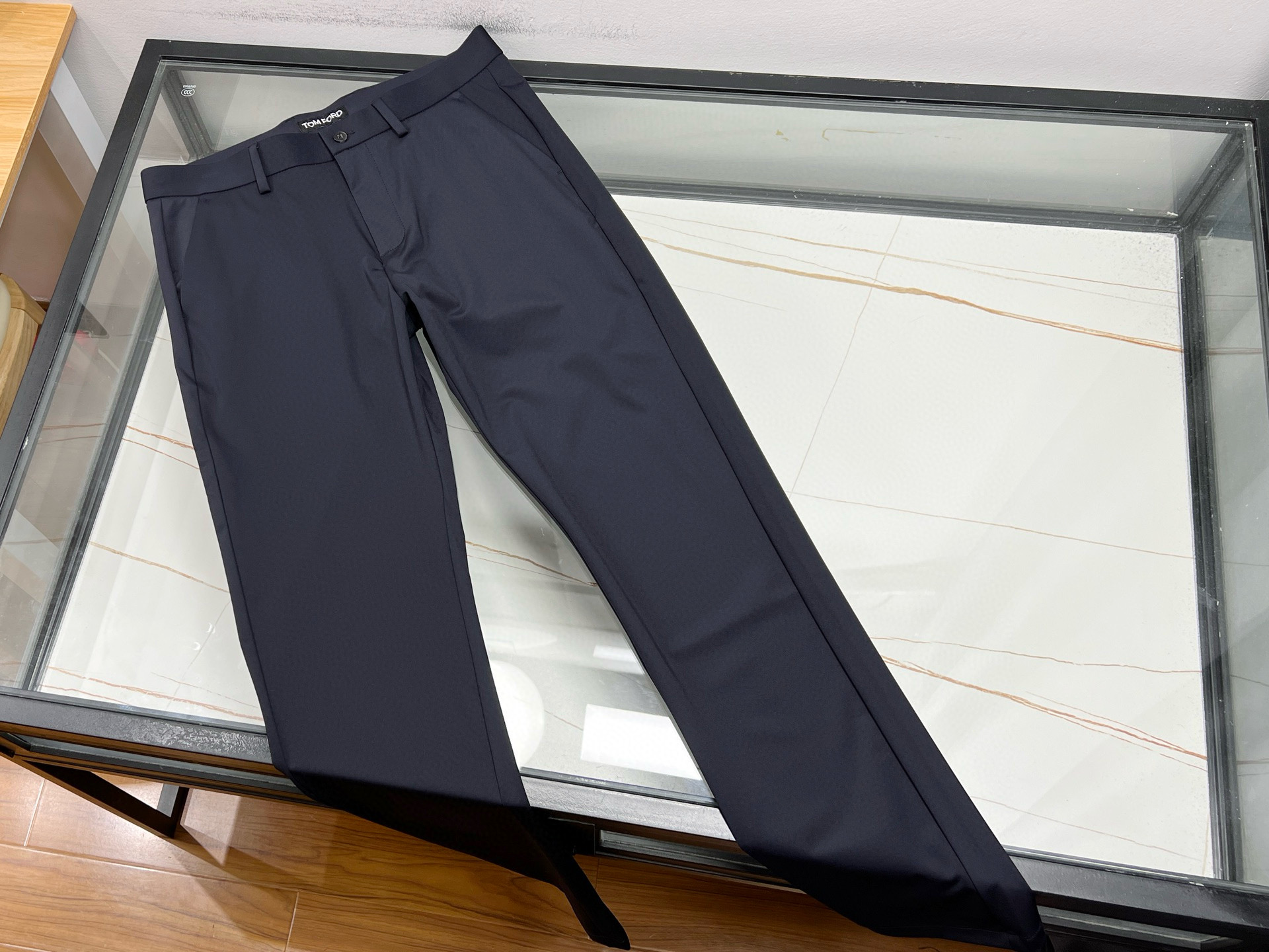 NO:775757,26SS——TF cupro trousers are an indispensable casual item in spring and summer. They are made of high-quality cupro fabric, which is soft and breathable, bringing a silky smooth touch. It can keep you fresh and comfortable even in the hot summer. Its unique fiber structure gives the trousers good moisture absorption and perspiration performance, allowing you to breathe freely during outdoor activities without feeling stuffy.  In terms of design, TF cupro trousers combine the shape of classic trousers with the casualness of casual trousers. It not only retains the elegant lines of trousers, but also adds the ease of casual trousers. Whether paired with a simple T-shirt or an exquisite shirt, it can easily control various leisure or business occasions and show your unique taste.  In addition, these trousers also pay attention to details, exquisite sewing technology and exquisite tailoring to ensure that every time you wear them, you can show the best fit. Whether it is daily travel or vacation travel, TF cupro trousers are an ideal choice that you should not miss. Available in stock black/blue 31-32-33-34-36, men's clothing, tom ford, shirts, tees, t-shirt,1986090926SS———TF铜氨丝西裤,是春夏季节里不可或缺的休闲单品.采用高品质铜氨丝面料,轻柔透气,带来如丝般顺滑的触感,即便是炎炎夏日也能保持清爽舒适.其独特的纤维结构,赋予了裤子良好的吸湿排汗性能,让你在户外活动时也能自在呼吸,毫无闷热感. 设计上,TF铜氨丝西裤融合了经典西裤的版型与休闲裤的随性,既保留了西裤的优雅线条,又增添了休闲裤的轻松自在.无论是搭配简约T恤还是精致衬衫,都能轻松驾驭各种休闲或商务场合,展现你的独特品味. 此外,这款西裤还注重细节处理,精致的缝制工艺与考究的剪裁,确保每一次穿着都能展现出最佳的版型效果.无论是日常出行还是度假旅行,TF铜氨丝西裤都是你不容错过的理想选择. 现货发售黑色/蓝色31-32-33-34-36,男装,tom ford,shirts,tees，t-shirt,,Women's clothing