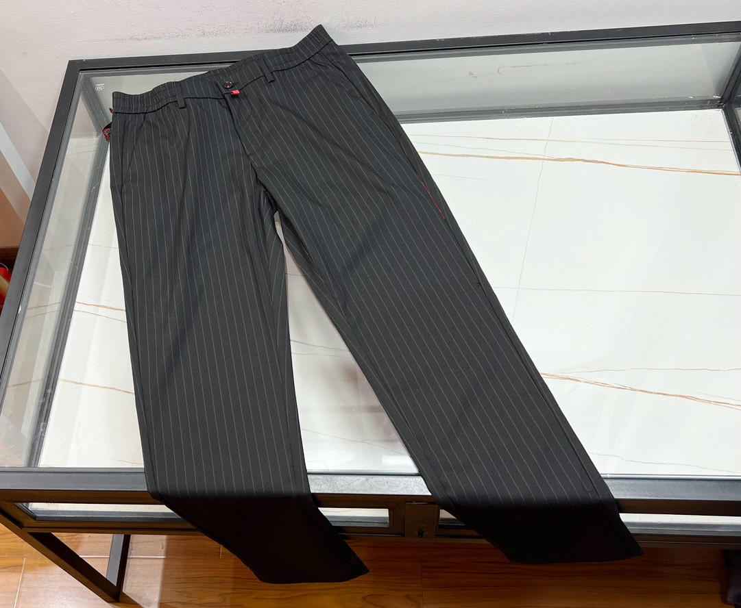 NO:775770,-26SS————26SSKIT elastic retro casual trousers with large elements!  The latest men's order configuration is made of perfect blended polyester virgin fabric with a sense of detail in all aspects. The thickness is suitable and a must-have item for men's spring wear!  The fabric is made of 67 cotton + 27 polyester and 6 spandex. It is a classic casual trousers with high-end colorful fabrics and exquisite tailoring. The vertical fabric has an excellent touch, which raises the comfort and skin-friendliness to a new level. The texture is durable and charming, and has excellent thermal performance. The upper body is very capable and handsome, and the design details of the back pocket show extraordinary quality!  The tailoring adheres to the consistent technique, slimming and fitting. It is a must-have item in your spring and summer thin wardrobe!  Available for sale in stock: black stripe/grey 30-31-32-33-34-35-36-38-40-42, men's clothing,19860909-26SS———26SSKIT大元素松紧复古休闲西裤！男士最新订单配置各方面的细节感完美混纺涤纶初面料,厚度适春季男装必入单品！ 面料采用67绵纶+27聚酯纤维6氨纶经典王牌的休闲西裤,以高端岀色的面料和精致剪裁取胜垂直面料触感极佳将舒适度与亲肤性抬升到新的梯度,肌理耐看有韵味,保暖性能优越,上身非常干练帅气后后暗袋设计细节彰显超凡品质！剪裁秉承一贯的手法,修身亦合体,春夏薄款季衣橱必纳入的单品！ 现货发发售:黑条/灰色30-31-32-33-34-35-36-38-40-42,男装,,Women's clothing