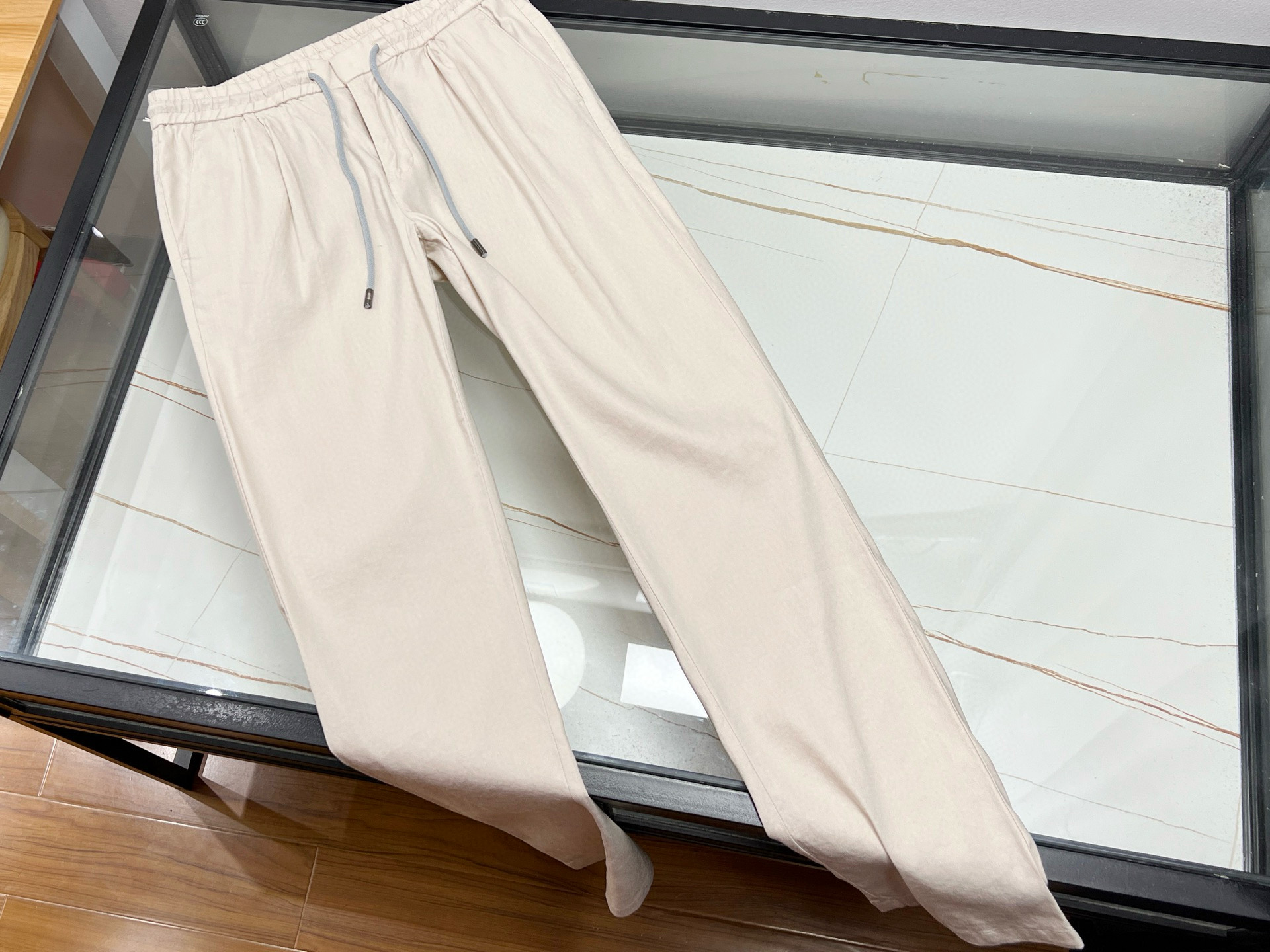 NO:775781,26SS——BC casual tie-up fashionable hemp pants are a must-have item in this season’s trend. With its unique hemp material, these pants bring a natural and breathable wearing experience, which can keep you comfortable and refreshing even in the hot summer. Its design is simple yet fashionable, with a loose fit and adjustable tie design, which not only modifies the body shape, but can also freely adjust the tightness according to personal preferences, showing a casual and uninhibited look.  Casual style. Whether paired with a simple T-shirt or a fashionable shirt, you can easily control various casual occasions, from strolling on the street to taking a break in a cafe, making you the center of attention. In addition, the wear resistance and durability of the embroidered pants are also excellent. Even if they are frequently worn and washed, they can still maintain the same texture and appearance. In short, these casual tie-up fashionable embossed pants are your best choice for creating a personalized casual style.  Available now: blue 36-38-40/beige 31-32-33-34-36-48-40/black 32-33-34-36-38-40, men's clothing, shirts, tees, t-shirt,1986090926SS———BC休闲绑绳时尚麻面裤,是今季潮流的必备单品.这款裤子以其独特的麻面材质,带来自然、透气的穿着体验,即便是炎炎夏日也能保持舒适与清爽.其设计简约而不失时尚感,宽松的版型搭配可调节的绑绳设计,不仅修饰身形,还能根据个人喜好自由调整松紧度,展现出随性不羁的休闲风格.无论是搭配简约T恤还是时尚衬衫,都能轻松驾驭各种休闲场合,从街头漫步到咖啡馆小憩,都能让你成为众人瞩目的焦点.此外,麻面裤的耐磨性与耐用性也极佳,即便是频繁穿着与洗涤,也能保持如初的质感与外观.总之,这款休闲绑绳时尚麻面裤,是你打造个性休闲风的不二之选. 现货发售蓝色36-38-40/米色31-32-33-34-36-48-40/黑色32-33-34-36-38-40,男装,shirts,tees，t-shirt,,Women's clothing