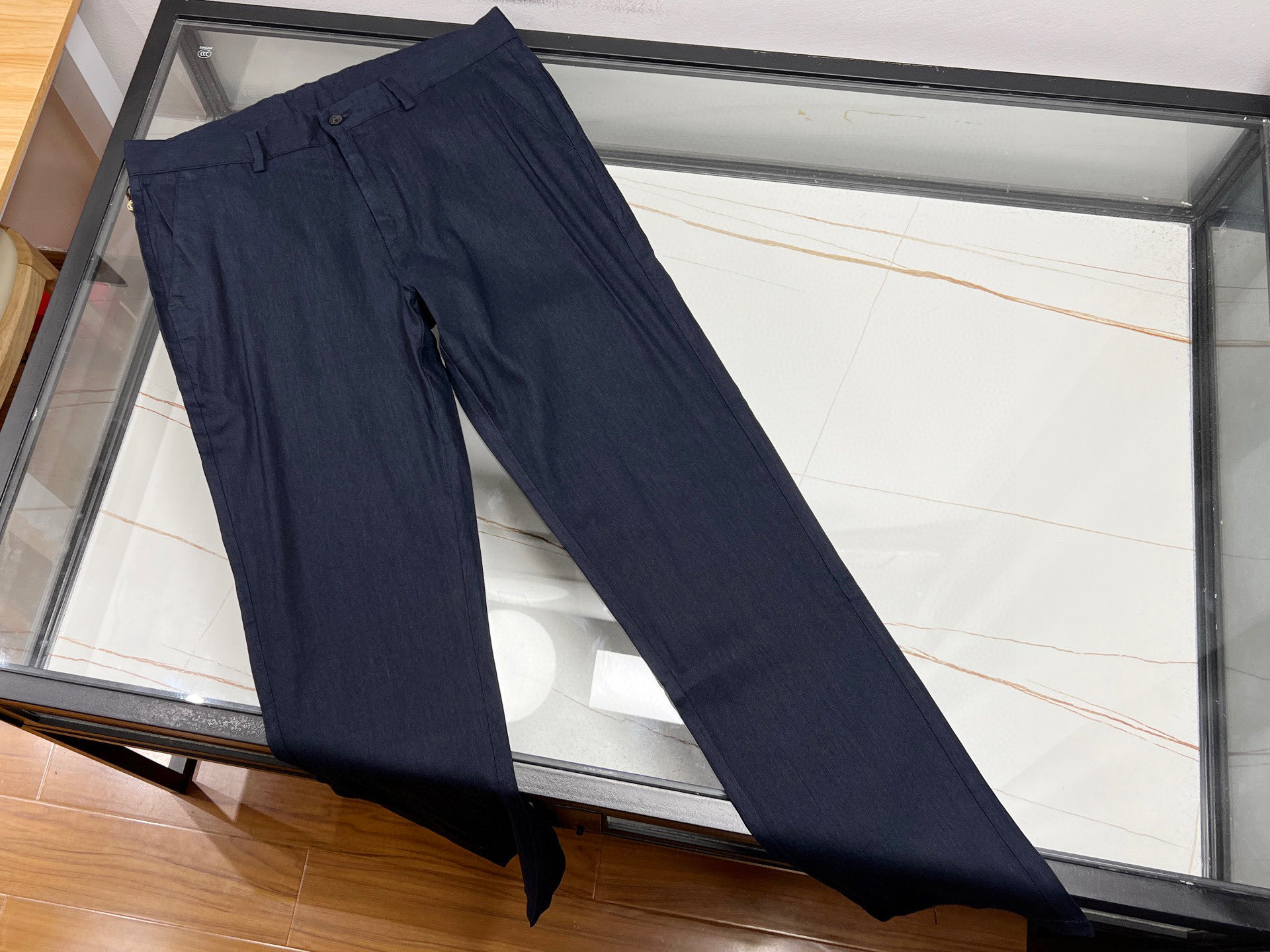 NO:775740,————26SSTF high-quality Tencel and linen fabric casual old-money style trousers, with its unique material and design, highlight the wearer's extraordinary taste and style. The use of high-quality Tencel and linen blended fabrics not only retains the smoothness and delicateness of Tencel, but also incorporates the natural breathability of linen, making the trousers remain refreshing and comfortable in summer. Its old-money style design is simple yet noble and elegant.  Smooth tailoring lines outline a crisp trousers shape. Whether worn with casual shoes or leather shoes, you can easily control various occasions. The details, exquisite sewing technology and elegant pattern design make these trousers an indispensable classic choice in your wardrobe. Wearing them, whether you are walking on the city streets or attending business negotiations, can make you confident and show your gentlemanly style.  Ready for sale white 33-34-36-39-40 black/royal blue 32-33-34-36-38-40, men's clothing, tom ford,19860909————26SSTF高品质天丝阿麻面料休闲老钱风西裤,以其独特的材质与设计,彰显穿着者的非凡品味与格调.采用优质天丝与阿麻混纺面料,既保留了天丝的柔滑细腻,又融入了阿麻的自然透气,使得裤装在夏日里也能保持清爽舒适.其老钱风设计,简约而不失高贵,流畅的剪裁线条勾勒出挺括的裤型,无论是搭配休闲鞋还是皮鞋,都能轻松驾驭各种场合.细节之处见真章,精致的缝制工艺与考究的版型设计,让这款西裤成为你衣橱中不可或缺的经典之选.穿上它,无论是漫步都市街头,还是出席商务洽谈,都能让你自信满满,尽显绅士风范. 现货发售白色33-34-36-39-40黑色/宝蓝色32-33-34-36-38-40,男装,tom ford,,Women's clothing