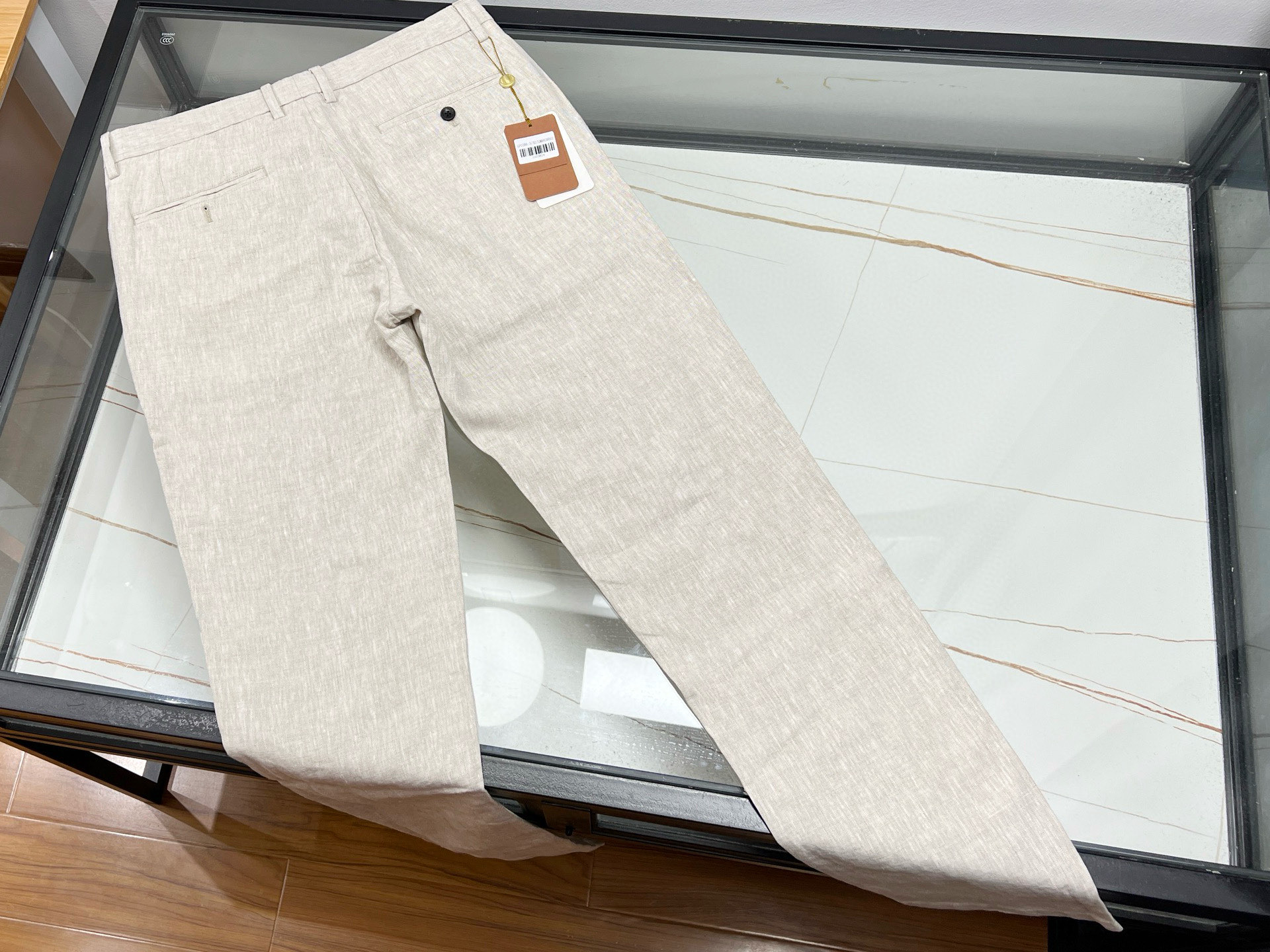 NO:775748,————LP hemp surface casual fashion trousers are specially designed for urban men who pursue individuality and comfort. They are made of high-quality linen blended fabric, which has both breathability and wear resistance, allowing them to stay cool and comfortable even in the hot summer. The trousers are smoothly cut, with simple lines yet stylish, making it easy to handle various casual or semi-formal occasions. The unique hemp texture gives the pants a natural and casual atmosphere, whether paired with a simple T-shirt or an elegant one  Shirts can show unique fashion charm. The elastic waist design fits the body shape, allowing free movement and unrestrictedness. The details are ingenious, such as exquisite trouser seams, strong zippers, etc., which all highlight the high quality of these trousers. Wearing them allows you to enjoy a rare leisure and calmness in busy urban life. Whether it is daily travel or business negotiations, it can make you confident and outstanding.  Available now: royal blue/black 31-32-33-34-36-38-40, off-white 34-36-38-40, men's clothing, loro piana, shirts, tees, t-shirt,19860909————LP麻面休闲时尚西裤,专为追求个性与舒适的都市男士设计.采用优质麻混纺面料,透气性与耐磨性兼具,即便在炎炎夏日也能保持清爽自在.裤身剪裁流畅,线条简约而不失格调,轻松驾驭各种休闲或半正式场合.独特的麻面质感,赋予裤子自然随性的气息,无论是搭配简约T恤还是优雅衬衫,都能展现出独特的时尚魅力.弹性腰围设计,贴合身形,活动自如,无拘无束.细节之处见匠心,如精致的裤缝、坚固的拉链等,都彰显了这款西裤的高品质.穿上它,让你在繁忙的都市生活中,也能享受到一份难得的闲适与从容.无论是日常出行还是商务洽谈,都能让你自信满满,风采出众. 现货发售宝蓝色/黑色31-32-33-34-36-38-40,米白34-36-38-40,男装,loro piana,shirts,tees，t-shirt,,Women's clothing