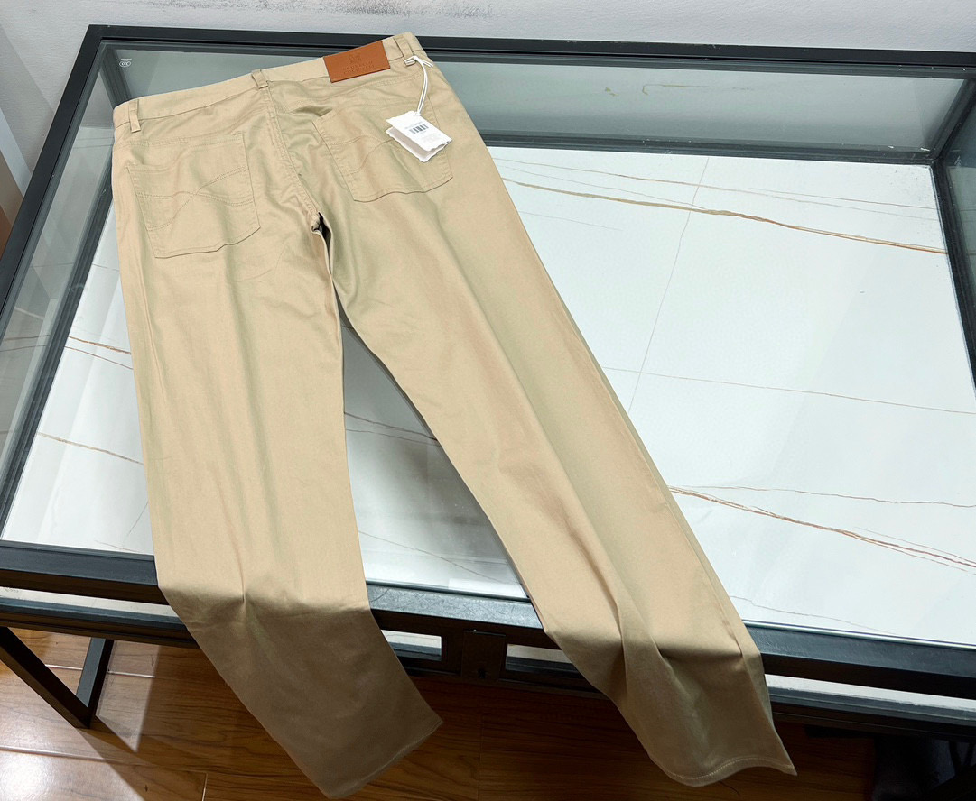 NO:776409,——26SSBC new casual breathable trendy casual pants!  Standard version, heavily customized fabric pants, solid upper body, crisp and stylish, extremely exquisite workmanship, versatile style for spring and summer, highest specification, fashionable and personalized design style!  It can be said to be a model of street fashion!  Customized Roman fabric provided by customers, 56 pure cotton and 4 spandex are very three-dimensional and stylish. Its texture is unparalleled and high-end. The whole pair of pants is definitely a fashion tool with a high return rate. It is made of mixed material fabrics. The fabric feels silky and thin, and is extremely comfortable and skin-friendly. Made with imported woven technology, the workmanship details are exquisite and perfect!  A very fashionable and easy-to-wear casual pants, an excellent choice for spring and summer!  Ready for sale black/royal blue/khaki 31-32-33, men's clothing,19860909———26SSBC新款休闲透气潮流休闲裤！标准版型,重磅定制面料裤子面料扎实上身挺括有型做工极其考究,不挑人百搭款春夏最高规格,时尚个性的设计风格！可谓是街头潮流典范！ 客供定制罗马面料,56纯棉4氨纶非常的立体有型,其质感无与伦比的高端,整条裤子绝对超高回头率的时尚利器,混合材质面料制作而成,面料手感丝滑轻薄,触感极为舒适亲肤进口机织工艺打造,做工细节精湛到完美至极！非常时尚好穿的一款休闲裤,春夏季的绝佳首选.！ 现货发售黑色/宝蓝色/卡其色31-32-33,男装,,Women's clothing
