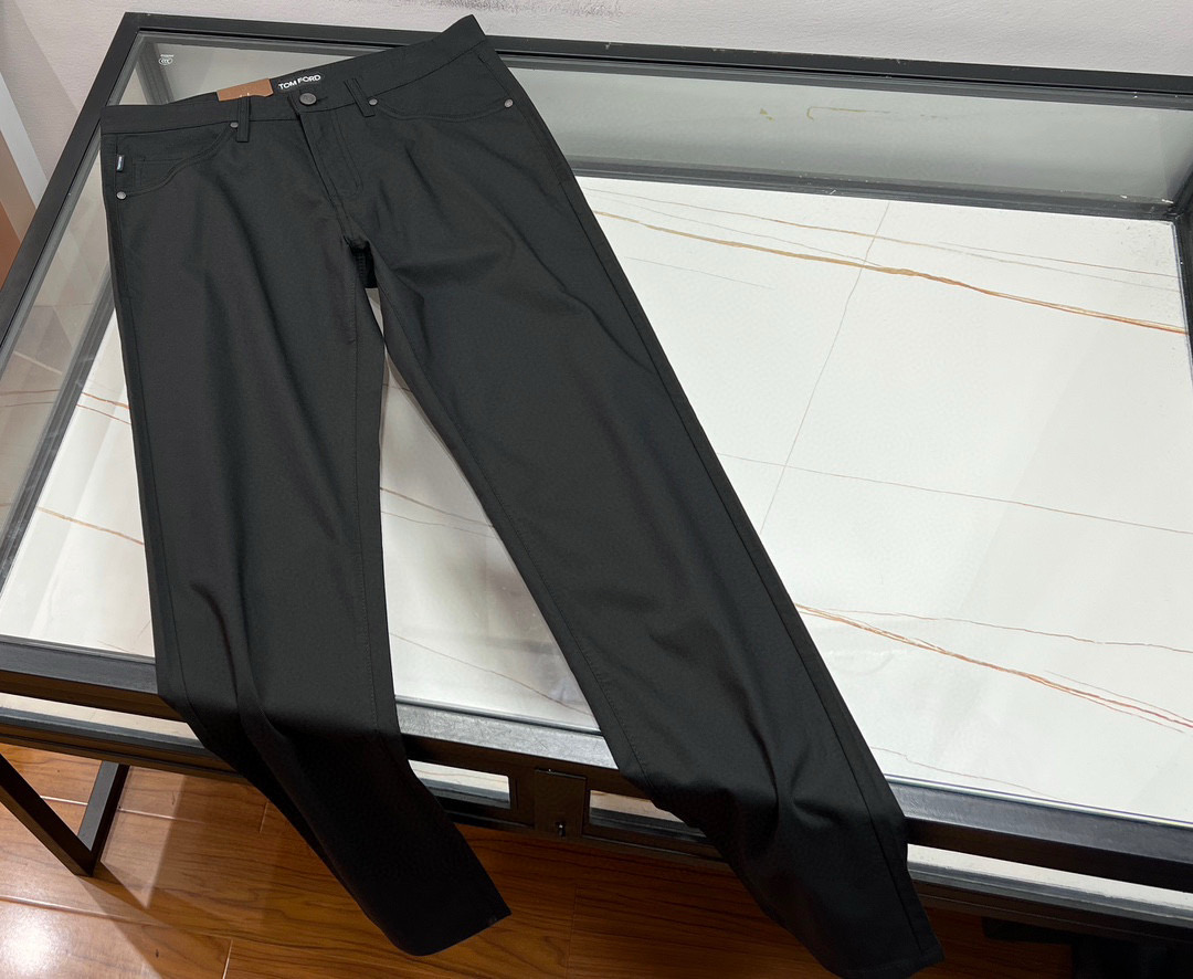 NO:743653,-26SSTF————New casual, breathable and trendy casual pants!  Standard version, heavily customized fabric pants, solid upper body, crisp and stylish, extremely exquisite workmanship, versatile style for spring and summer, highest specification, fashionable and personalized design style!  It can be said to be a model of street fashion!  Customized Roman fabric provided by customers, 56 pure cotton and 4 spandex are very three-dimensional and stylish. Its texture is unparalleled and high-end. The whole pair of pants is definitely a fashion tool with a high return rate. It is made of mixed material fabrics. The fabric feels silky and thin, and is extremely comfortable and skin-friendly. Made with imported woven technology, the workmanship details are exquisite and perfect!  A very fashionable and easy-to-wear casual pants, an excellent choice for spring and summer!  Available now in black/khaki 31-32-33-34-36-38; royal blue 31-32-33-34-36, men's clothing, tom ford,19860909-26SSTF————新款休闲透气潮流休闲裤！标准版型,重磅定制面料裤子面料扎实上身挺括有型做工极其考究,不挑人百搭款春夏最高规格,时尚个性的设计风格！可谓是街头潮流典范！ 客供定制罗马面料,56纯棉4氨纶非常的立体有型,其质感无与伦比的高端,整条裤子绝对超高回头率的时尚利器,混合材质面料制作而成,面料手感丝滑轻薄,触感极为舒适亲肤进口机织工艺打造,做工细节精湛到完美至极！非常时尚好穿的一款休闲裤,春夏季的绝佳首选.！ 现货发售黑色/卡其色31-32-33-34-36-38；宝蓝色31-32-33-34-36,男装,tom ford,,Women's clothing