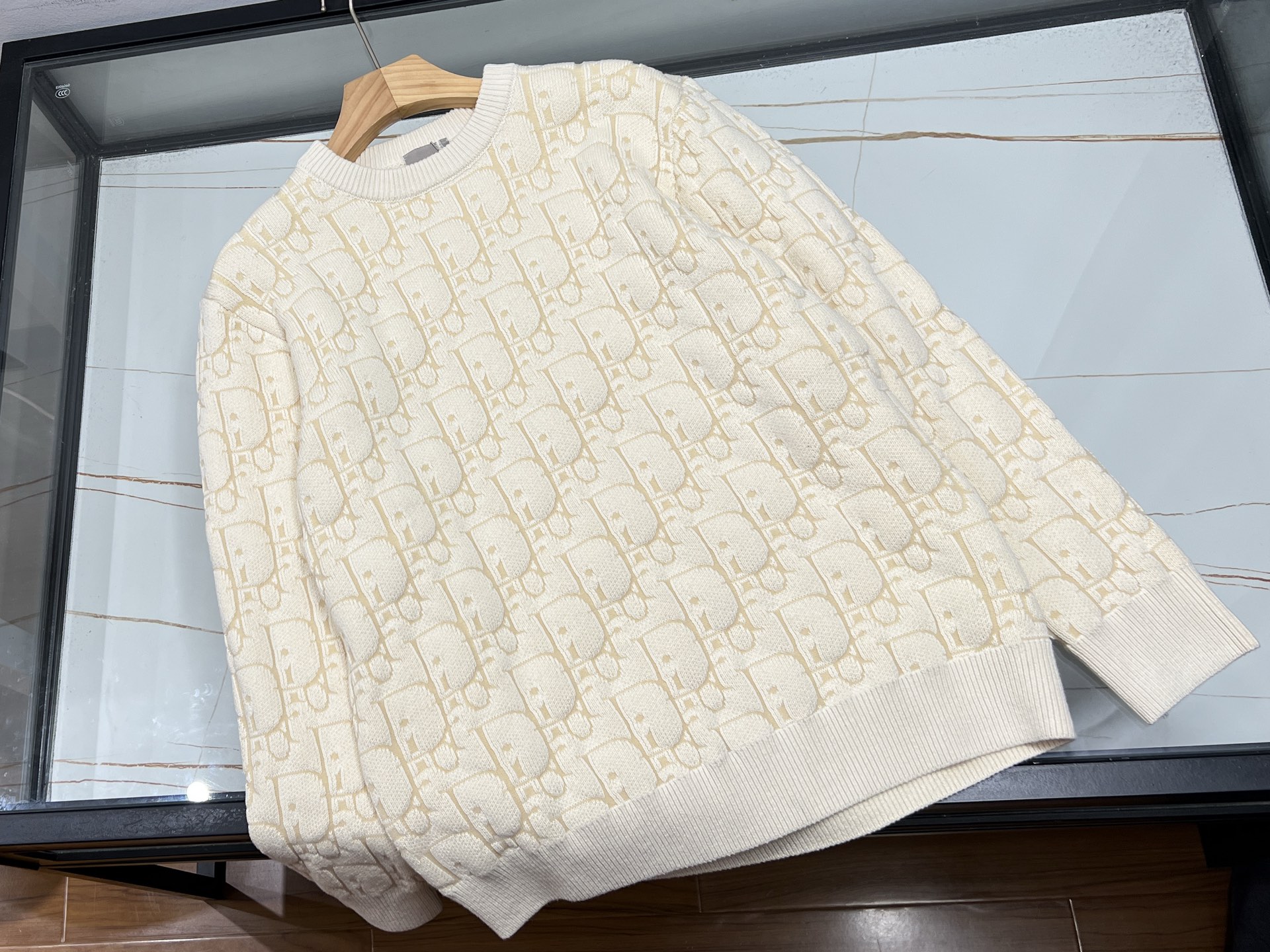 NO:743647,-26SS - The intertwining of fashion and personality in letter jacquard knitted sweater. Letter jacquard knitted sweater is undoubtedly an eye-catching item in the autumn and winter wardrobe. It cleverly integrates letter elements into the knitted texture, breaking the monotony of conventional sweaters and injecting unique personality into the overall look.  The sweater is made of high-quality fabric, which is soft and skin-friendly, has good warmth retention, and will not cause any discomfort when worn close to the body. The exquisite jacquard craftsmanship makes the letters clear and three-dimensional, full of layering, and highlights quality and style. Whether it is a simple English word or a design-rich monogram, it can show the unique taste of the wearer. Paired with jeans, it is casual and casual; with a skirt, it is elegant and sweet. Whether it is for daily outings, parties, or commuting, the monogram jacquard knitted sweater can be easily controlled, making you stand out from the crowd and become the focus of fashion.  Available now in two colors S- XL, Dior-clothing, dior, skirts, jeans, sweaters,19860909-26SS——字母提花针织毛衣时尚与个性的交织 字母提花针织毛衣,无疑是秋冬衣橱里的吸睛单品.它将字母元素巧妙融入针织纹理,打破常规毛衣的单调感,为整体造型注入独特个性. 毛衣选用优质面料,柔软亲肤,保暖性佳,贴身穿也毫无不适.精致的提花工艺,让字母清晰立体,富有层次感,彰显品质与格调.无论是简约的英文单词,还是富有设计感的字母组合,都能展现穿着者的独特品味. 搭配牛仔裤,休闲随性；配半身裙,优雅甜美.无论是日常出街、聚会还是通勤,字母提花针织毛衣都能轻松驾驭,让你在人群中脱颖而出,成为时尚焦点. 现货发售二色S- XL,迪奥-服装,dior,skirts,jeans,sweaters,,Women's clothing