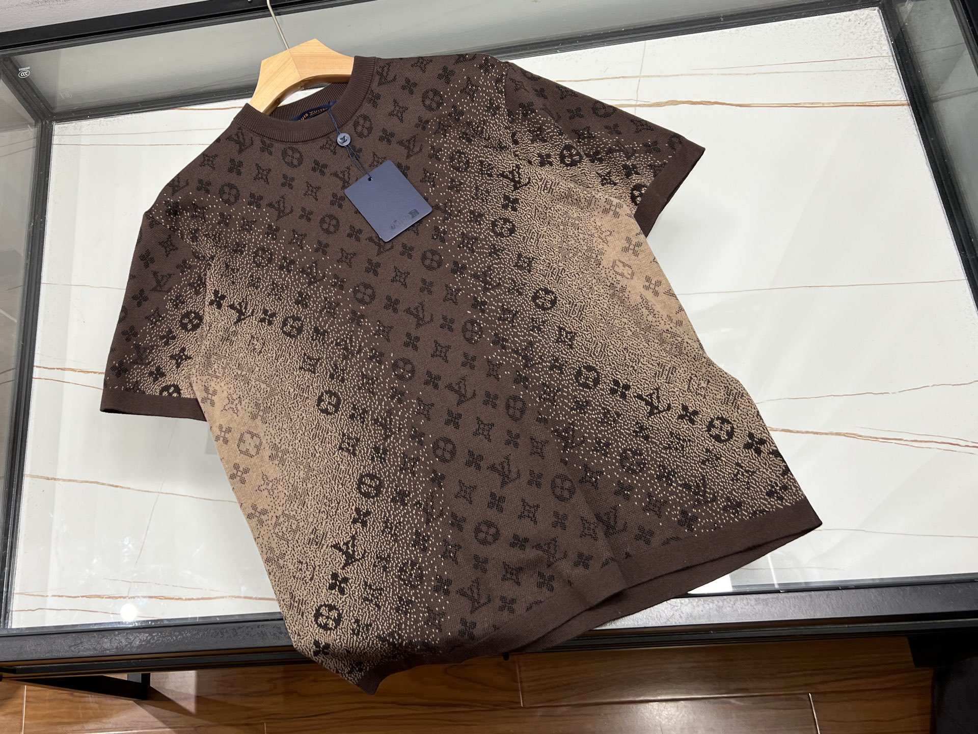 NO:743642,-26SS - Jacquard short sleeves with dark letters, interpreting the new fashion trend with a unique design. The fabric is made of high-quality cotton, which is soft and skin-friendly, has good breathability, and is comfortable to wear. The jacquard craftsmanship is exquisite, and the dark letters are cleverly integrated into it, showing a low-key luxury. The short-sleeved version is simple and neat, and modifies the arms.  The lines show a smart temperament. Whether it is paired with casual pants to create a daily casual style; or combined with suit pants to create a workplace outfit, it can be easily controlled. It is not only a piece of clothing, but also an expression of fashion attitude, making you stand out from the crowd and become the center of attention. It is an indispensable fashion item in your wardrobe.  Available now in brown color S-M-L-XL, Louis Vuitton-clothing, Louis Vuitton, T-shirt, business suit,19860909-26SS——字母暗花提花短袖,以独特设计诠释时尚新风尚.其面料精选优质棉质,触感柔软亲肤,透气性佳,穿着舒适自在.提花工艺精湛,字母暗纹巧妙融入其中,若隐若现间尽显低调奢华.短袖版型简约利落,修饰手臂线条,展现干练气质.无论是搭配休闲裤,打造日常休闲风；还是与西装裤组合,塑造职场通勤装,都能轻松驾驭.它不仅是一件服装,更是时尚态度的表达,让你在人群中脱颖而出,成为焦点所在,是衣橱里不可或缺的时尚单品. 现货发售咖啡色S-M-L-XL,路易威登-服装,louis vuitton,T-shirt,business suit,,Women's clothing