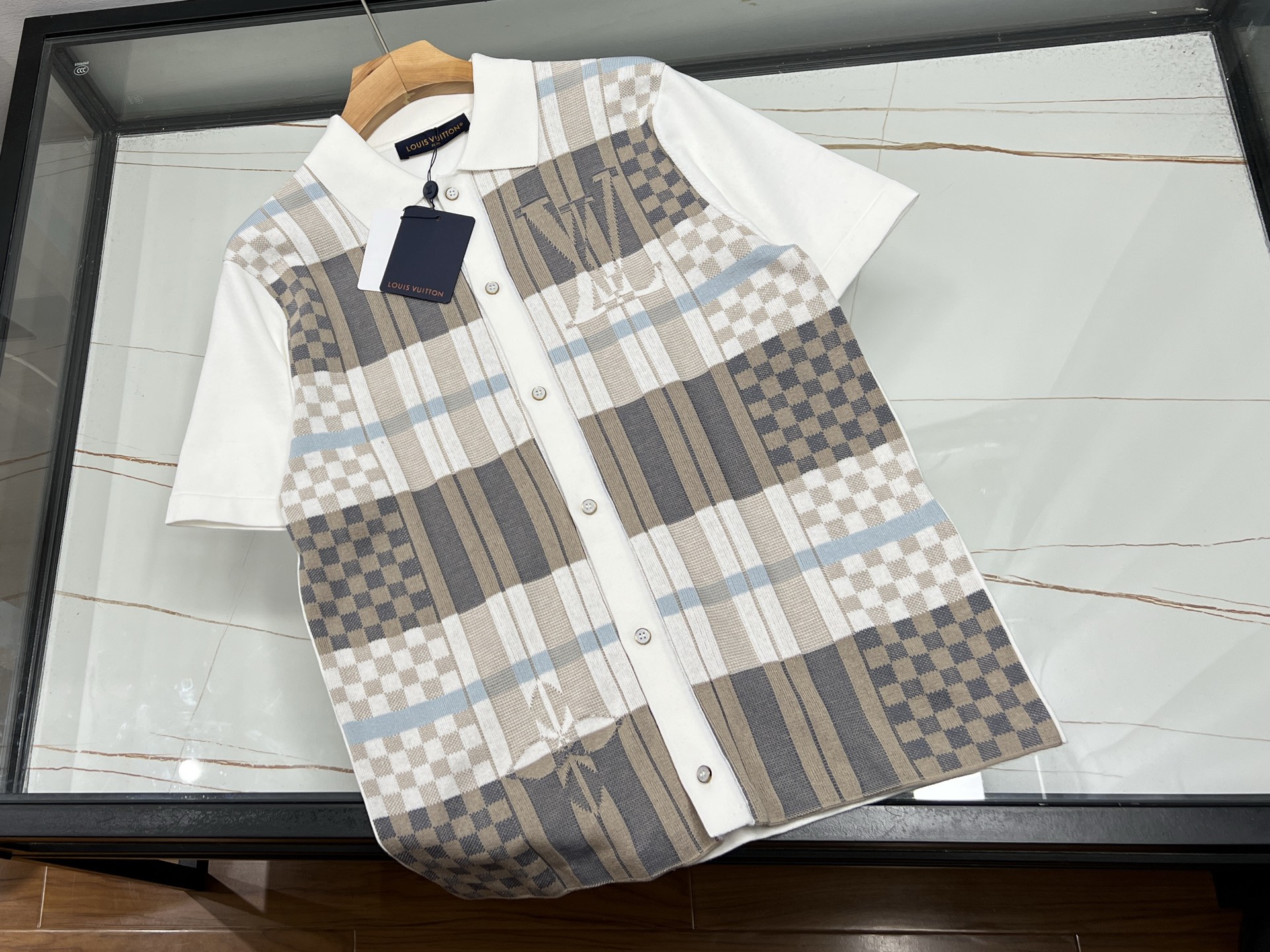 NO:743632,-26SS - Letter jacquard knitted shirt is a charming item that interweaves fashion and personality. Letter jacquard knitted shirt is a unique existence in the fashion circle. It cleverly integrates letter elements into the knitted texture and presents it with unique jacquard technology, breaking the monotony of conventional shirts and instantly improving the recognition of the shape.  Its material is soft and skin-friendly, making it comfortable to wear next to the skin. It has good breathability and can keep you dry even in warm seasons. In terms of style, it can be simple and slim to outline a neat figure; or it can be loose and casual to create a casual atmosphere. Paired with jeans, it brings youthful vitality; paired with suit pants, it shows a sophisticated temperament. Whether it is for daily outings, gatherings with friends, or commuting in the workplace, it can be easily adapted to make you stand out from the crowd and become the focus of fashion. It is an indispensable and versatile treasure item in the wardrobe.  现货发售S-XL,路易威登-服装,louis vuitton,jeans,shirts,business suit,19860909-26SS——字母提花针织衬衫时尚与个性交织的魅力单品 字母提花针织衬衫,是时尚圈中独具特色的存在.它将字母元素巧妙融入针织纹理,以独特提花工艺呈现,打破常规衬衫的单调,瞬间提升造型辨识度. 其材质柔软亲肤,贴身穿着也倍感舒适,透气性佳,即便在温暖季节也能保持干爽.款式上,或简约修身,勾勒出利落身形；或宽松休闲,营造随性氛围.搭配牛仔裤,青春活力；配西装裤,又显干练气质.无论是日常出街、朋友聚会,还是职场通勤,它都能轻松适配,让你在人群中脱颖而出,成为时尚焦点,是衣橱里不可或缺的百搭宝藏单品. 现货发售S-XL,路易威登-服装,louis vuitton,jeans,shirts,business suit,,Women's clothing