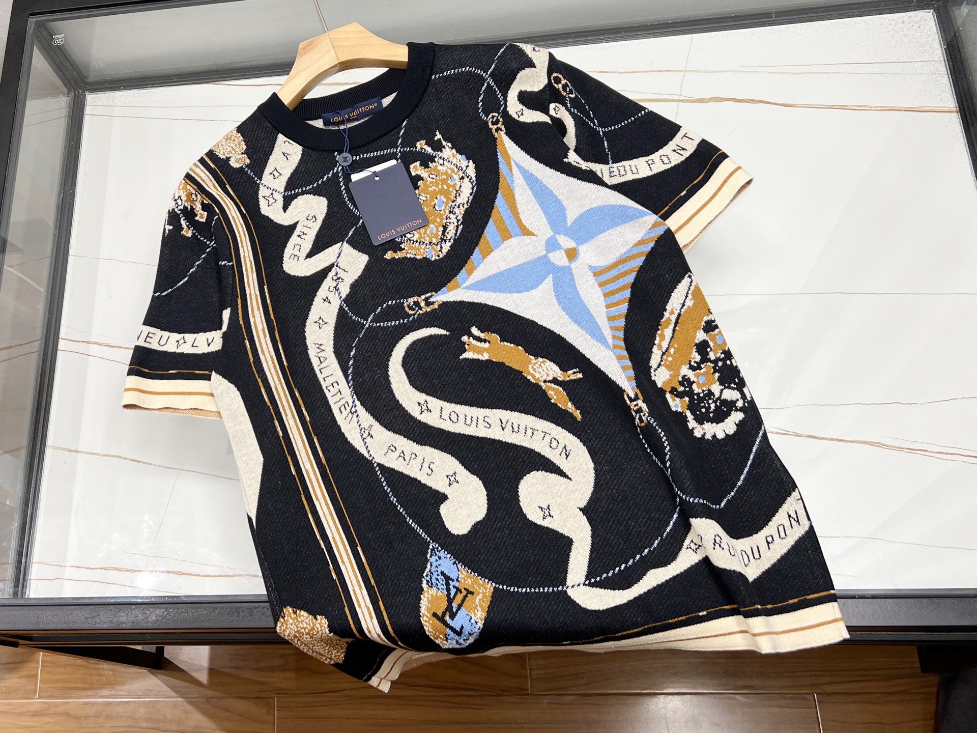 NO:743627,-26SS - Crown letter jacquard knitted short sleeves are a popular item in the spring and summer of 2026, integrating street trends and exquisite craftsmanship. The highlight of its design is the three-dimensional crown letter jacquard pattern on the chest or back. It uses high-density knitting technology to give the pattern an embossed texture and is slightly reflective in the sun, highlighting a sense of luxury. The fabrics are mostly made of 240-26  0g combed cotton blend, breathable, sweat-absorbent and highly wrinkle-resistant. After garment washing, it has good drape and is not easy to deform. The style is mainly loose and dropped shoulders, suitable for layering or wearing alone. It can be worn with overalls, cycling pants or short skirts to easily control various styles such as street and casual. Some styles also incorporate dark crown details on the back collar or cuffs, revealing the design ingenuity in a low-key manner.  Ready for sale blue S-XL, Louis Vuitton-clothing, louis vuitton, skirts, T-shirt,19860909-26SS——皇冠字母提花针织短袖是2026年春夏的热门单品,融合了街头潮流与精致工艺.其设计亮点在于胸前或后背的立体皇冠字母提花图案,采用高密度针织工艺,使图案呈现浮雕质感,阳光下微微反光,彰显高级感.面料多选用240-260克精梳棉混纺,透气吸汗且抗皱性强,经成衣水洗处理后,垂感佳、不易变形.版型以宽松落肩为主,适合叠穿或单穿,搭配工装裤、骑行裤或短裙,轻松驾驭街头、休闲等多种风格.部分款式还在后领或袖口融入暗纹皇冠细节,低调中透露出设计巧思. 现货发售蓝色S-XL,路易威登-服装,louis vuitton,skirts,T-shirt,,Women's clothing