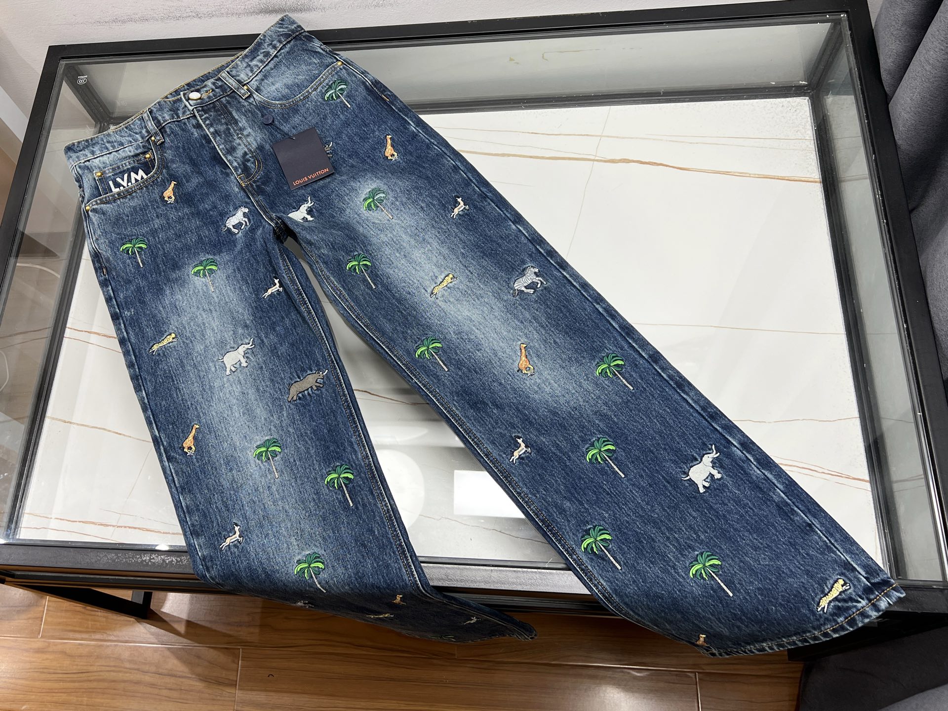 NO:743623,-26SS——Jacquard letter jeans, a statement piece in the fashion industry!  It cleverly combines classic denim elements with creative jacquard craftsmanship. The trousers are based on crisp denim, with a wear-resistant and retro texture. On the trouser legs or waistband, exquisite letter jacquard patterns jump up, either simple or flamboyant, injecting a trendy soul into the overall look. Whether paired with a simple white T, it looks casual  It can be worn casually or worn with a short jacket to highlight neatness and sophistication. The unique design of jacquard letters makes you instantly stand out from the crowd and become the focus of the street. Wearing it is not only a pair of trousers, but also an attitude, a unique understanding and pursuit of fashion.  Ready for sale blue 28-30-32-34-36, Louis Vuitton-clothing, louis vuitton, jeans, jackets & coats,19860909-26SS——提花字母牛仔裤,时尚界的个性宣言单品！它将经典牛仔元素与创意提花工艺巧妙融合,裤身以挺括牛仔布为基底,质感耐磨又复古.裤腿或裤腰处,精致的字母提花图案跃然而上,或简约或张扬,为整体造型注入潮流灵魂.无论是搭配简约白T,展现休闲随性；还是外搭短款外套,凸显利落干练,它都能轻松驾驭.提花字母的独特设计,让你在人群中瞬间脱颖而出,成为街头焦点.穿上它,不仅是穿上一件裤子,更是穿上一种态度,一种对时尚的独特理解与追求. 现货发售蓝色28-30-32-34-36,路易威登-服装,louis vuitton,jeans,jackets & coats,,Women's clothing