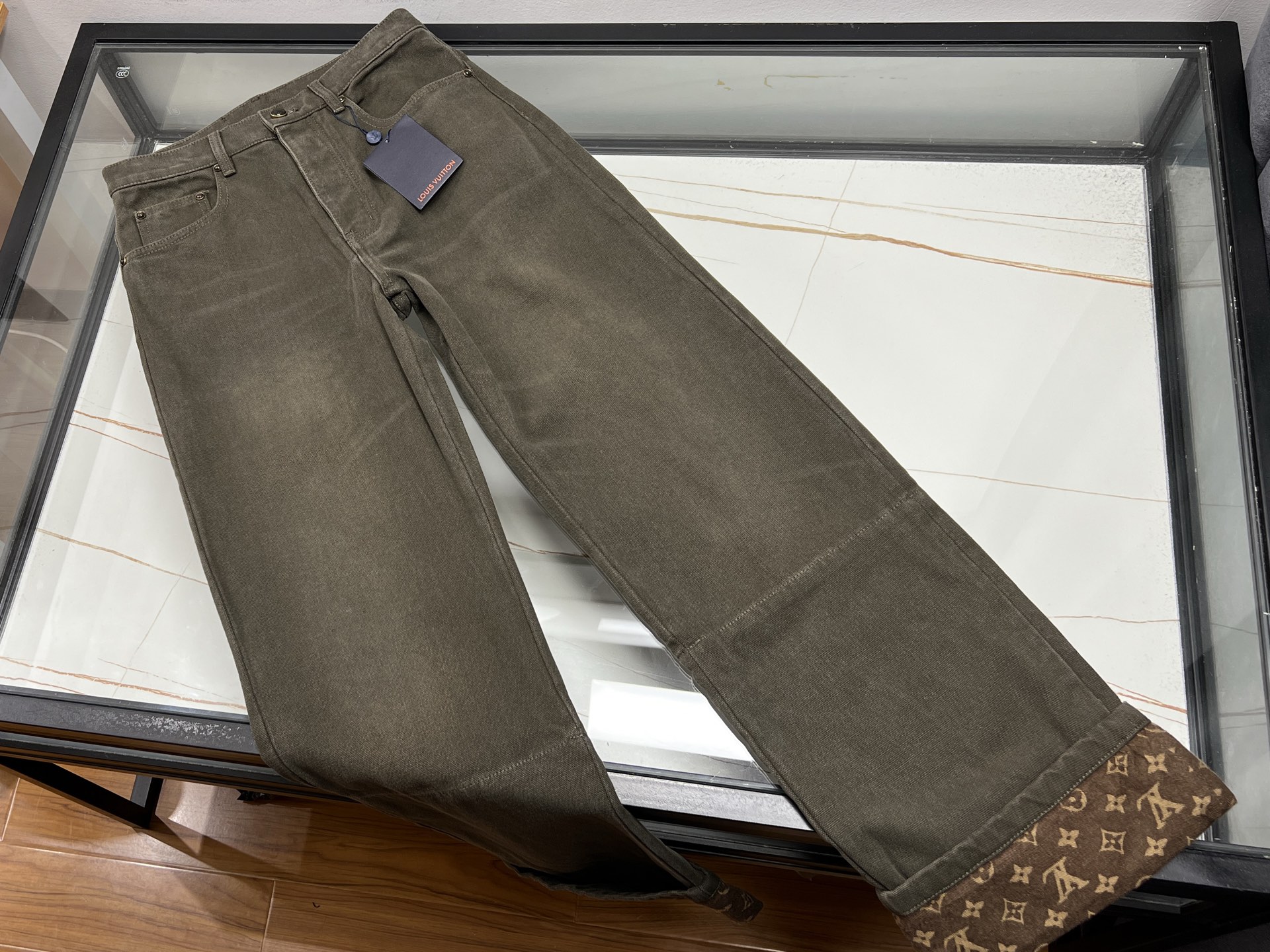 NO:743613,-26SS————Jacquard jacquard sail rolled letter jeans, a perfect fusion of fashion and personality. This jacquard jacquard sail rolled letter jeans is undoubtedly a unique existence in the fashion world. The jacquard craftsmanship gives the fabric rich texture, and the exquisite pattern is looming, showing a high-end texture. The rolled edge design is unique, breaking the conventional trouser shape, revealing slender ankles, adding a casual and free feeling.  The letter elements on the side of the trouser legs inject trendy genes into the overall look, which is individual and eye-catching. It is not only a versatile item for daily travel, it can be paired with simple T-shirts or casual shirts; it is also an eye-catching tool at fashion parties, allowing you to easily become the focus of the crowd. Wear it and stroll on the streets, exuding confidence and charm at every step, and interpreting your own fashion attitude. Ready for sale military 30-32-34-36, Louis Vuitton-clothing, louis  vuitton,jeans,shirts,tees,t-shirt,19860909-26SS———提花提花帆卷边字母牛仔裤时尚与个性的完美融合 这款提花提花帆卷边字母牛仔裤,无疑是时尚界的独特存在.提花工艺赋予面料丰富纹理,精致图案若隐若现,尽显高级质感.卷边设计别出心裁,打破常规裤型,露出纤细脚踝,增添随性洒脱感. 裤腿侧边的字母元素,为整体造型注入潮流基因,个性又吸睛.它不仅是一件日常出行的百搭单品,搭配简约T恤、休闲衬衫皆可；更是时尚派对上的吸睛利器,让你轻松成为人群焦点.穿上它,漫步街头,每一步都散发着自信与魅力,演绎独属于自己的时尚态度. 现货发售军事30-32-34-36,路易威登-服装,louis vuitton,jeans,shirts,tees，t-shirt,,Women's clothing