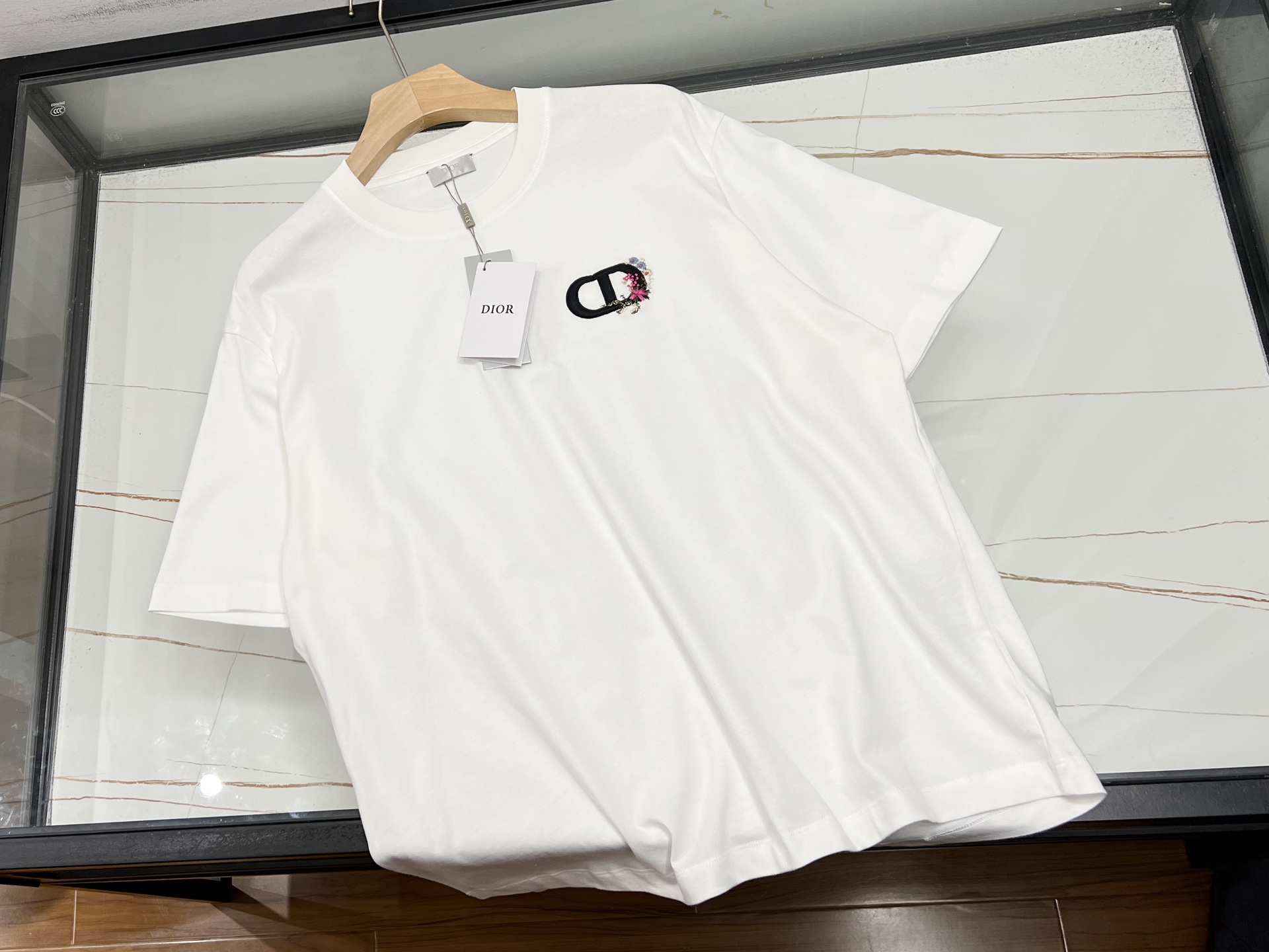 NO:743839,-26SS————Jacquard flower short-sleeves put romance on your body. This jacquard flower short-sleeve is a rare romantic item in the summer wardrobe. It uses delicate jacquard technology to vividly present the delicate flower patterns on the body, as if a garden is worn on the body, and every detail exudes agility and elegance.  The short-sleeved design is refreshing and neat, bringing a touch of coolness in the hot summer. The fabric is skin-friendly and breathable, making it comfortable and comfortable to wear without any sense of restraint. Whether it is paired with simple jeans to show casualness or with an elegant skirt to create a sweet and romantic look, it can be easily controlled and make you stand out from the crowd and become a beautiful scenery. Available in stock in two colors S-XL, Dior-clothing, dior, skirts, jeans, T-shirt,19860909-26SS———提花鲜花短袖把浪漫穿在身上 这款提花鲜花短袖,是夏日衣橱里不可多得的浪漫单品.它以细腻的提花工艺,将娇艳的鲜花图案栩栩如生地呈现于衣身,仿佛将一座花园穿在了身上,每一处细节都散发着灵动与优雅. 短袖的设计清爽利落,在炎炎夏日带来丝丝凉意.面料亲肤透气,穿着舒适自在,毫无束缚感.无论是搭配简约的牛仔裤,展现休闲随性；还是配上飘逸的半身裙,营造甜美浪漫,它都能轻松驾驭,让你在人群中脱颖而出,成为一道亮丽的风景线. 现货发售二色S-XL,迪奥-服装,dior,skirts,jeans,T-shirt,,Women's clothing