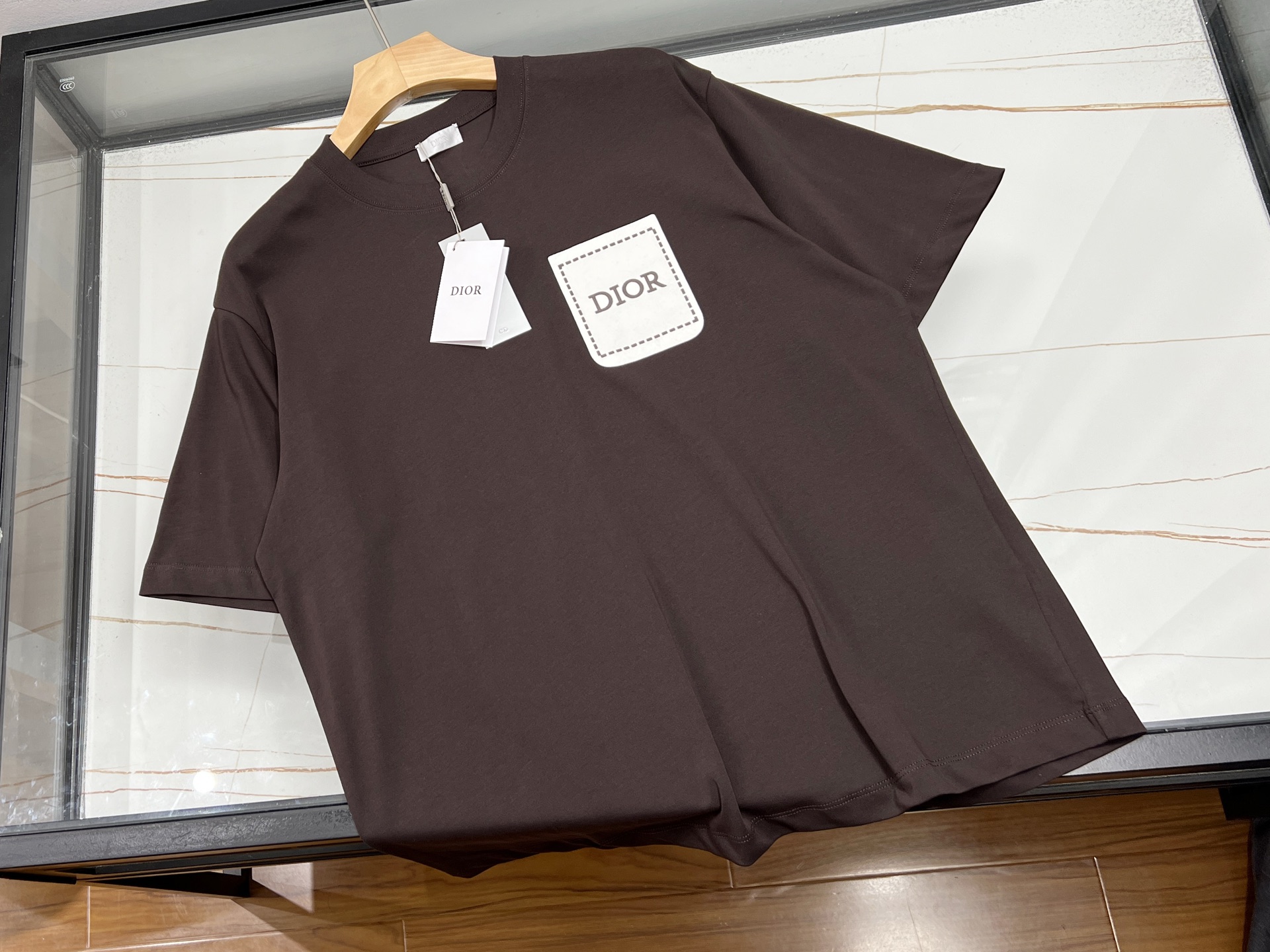 NO:743804,-36SS - Jacquard Pocket Patch Short Sleeve is undoubtedly a treasured item in the summer wardrobe. The unique jacquard craftsmanship allows the surface of the fabric to present a delicate and layered texture, which is full of texture and instantly enhances the overall style. The cleverly designed patch pocket on the chest not only adds a bit of playfulness and personality, but also has practical functions and can be used to place small items. The short sleeves are cut to fit, which can show off the arm lines without being too tight, making it comfortable and comfortable to wear.  Whether you wear it with casual shorts for a stroll on the street, or with jeans for a casual party, it can be easily worn, making you stand out from the crowd and become the focus of fashion. It is the best choice for those who pursue individuality and quality. Ready delivery of two colors XS-L, Dior-clothing, dior, shorts, jeans, T-shirt,19860909-36SS——提花口袋贴布短袖,无疑是夏日衣橱的宝藏单品.独特的提花工艺,让面料表面呈现出细腻且富有层次感的纹理,质感满满,瞬间提升整体格调. 胸前巧妙设计的贴布口袋,不仅增添了几分俏皮与个性,还兼具实用功能,可放置小物件.短袖的版型剪裁合身,既能展现手臂线条,又不会过于紧绷,穿着舒适自在. 无论是搭配休闲短裤漫步街头,还是配上牛仔裤出席轻松聚会,它都能轻松驾驭,让你在人群中脱颖而出,成为时尚焦点,是追求个性与品质人士的不二之选. 现货发货二色XS-L,迪奥-服装,dior,shorts,jeans,T-shirt,,Women's clothing