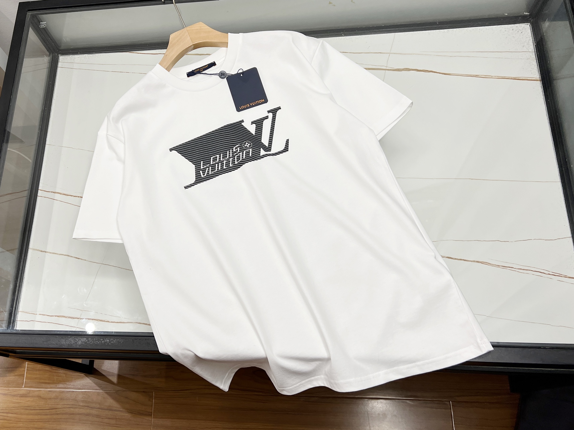 NO:743814,-26SS————The perfect fusion of fashion and comfort in casual short sleeves with printed letters. This casual short sleeves with printed letters is an indispensable fashion item in the summer wardrobe. The simple yet personalized design and the eye-catching printed letters on the chest instantly break the monotony and add a trendy feel to the overall look. The fabric is made of high-quality pure cotton, which is soft and skin-friendly and has excellent breathability. Even when worn in the hot summer, you can stay dry and comfortable. The loose version is not picky on your body shape, so it can be worn alone or as an inner layer.  It is suitable for a variety of occasions, paired with jeans, casual and casual; paired with sports shorts, it is full of energy; paired with a thin jacket, it can also create a sense of layering. Owning it, you can easily wear a fashionable attitude this summer and show your unique charm. Available now in white S-XL, Louis Vuitton-clothing, louis vuitton, shorts, jeans, jackets & coats, T-shirt,19860909-26SS———印花字母休闲短袖时尚与舒适的完美融合 这款印花字母休闲短袖,是夏日衣橱里不可或缺的时尚单品.简约而不失个性的设计,胸前醒目的印花字母,瞬间打破单调,为整体造型增添潮流感. 面料选用优质纯棉,柔软亲肤,透气性极佳,即使炎炎夏日穿着,也能保持干爽舒适.宽松的版型,不挑身材,无论是单穿还是内搭,都能轻松驾驭. 它适配多种场合,搭配牛仔裤,休闲随性；配上运动短裤,活力满满；外搭一件薄外套,又能营造出层次感.拥有它,让你在这个夏天轻松穿出时尚态度,展现独特魅力. 现货发售白色S-XL,路易威登-服装,louis vuitton,shorts,jeans,jackets & coats,T-shirt,,Women's clothing