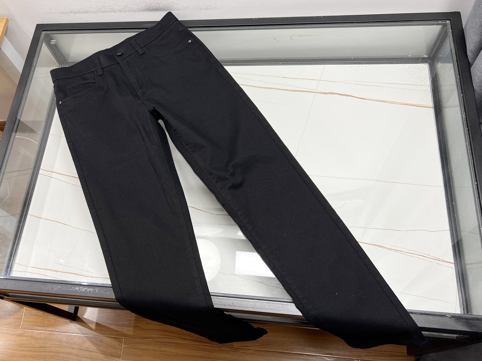 NO:743819,-26SS——- Casual pants with letters on the chest to unlock a new youthful attitude. When Japanese simple style meets the street trend, these casual pants with letters on the chest interpret a youthful attitude with details. The high-elastic Tencel blend fabric fits like a second layer of skin, and the drape makes every step have its own flowing curves. The nine-point cut and slightly flared arc subtly lengthen the proportion of the legs, easily creating the visual effect of 'walking clothes rack'.  From the sweat-absorbing black technology for morning jogging to the satin luster for date night, there is no pressure to switch between multiple scenes. The elastic waistband and invisible pockets hide 18 discreet and widened designs to avoid any strangulation marks. Multiple pockets allow key cards to be stored in their own places. The embroidered dark pattern on the back pocket is looming when you turn around, which is 100 times more advanced than exposing your flesh directly. The basic model is black and gray khaki, paired with a white T-shirt, it is simple and elegant, and with chain accessories, it can instantly transform into a cyberpunk health equipment.  Ready for sale black 30-31-32-33-34-35-36, Dior-clothing, dior, tees, t-shirt,19860909-26SS———裤胸口到字母休闲裤解锁青春新姿态 当日系简约风遇上街头潮流,这条胸口点缀字母的休闲裤,用细节诠释年轻态度.高弹天丝混纺面料如第二层肌肤般贴合,垂坠感让每一步都自带流动曲线,九分剪裁微喇弧度巧妙拉长腿部比例,轻松打造「行走衣架子」的视觉效果. 从晨跑时的吸汗黑科技到约会夜的缎面光泽,多场景切换毫无压力.松紧腰头与隐形口袋藏着十八个小心机加宽设计告别勒痕,多口袋收纳让钥匙卡片各得其所,后袋刺绣暗纹在转身时若隐若现,比直接露肉高级100倍.黑灰卡其三色基础款,搭配白T恤简单不失气质,配链条配饰秒变赛博朋克养生装备. 现货发售黑色30-31-32-33-34-35-36,迪奥-服装,dior,tees，t-shirt,,Women's clothing