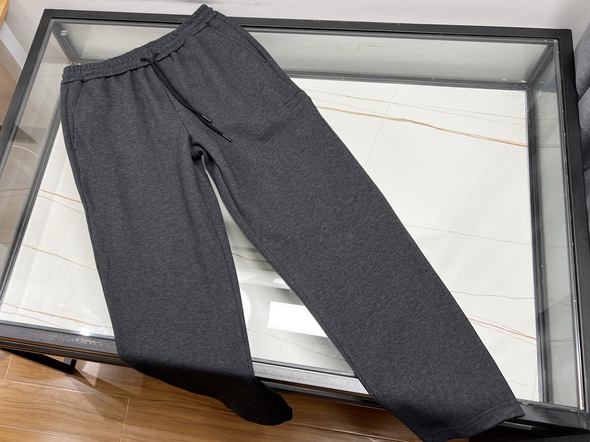 NO:743829,-26SS——The new favorite of sports and leisure, simple and fashionable sweatpants. Want to be free and unrestrained when exercising, but also want to wear relaxed and stylish daily wear?  These simple sweatpants are perfect for you!  High-elastic fabric with a drawstring design allows for free adjustment without restraint. Whether you are jumping, running or sitting for a long time at work, you can stretch it as you like. The straight version cleverly covers the flesh and makes you slimmer, and the small feet are closed to make the legs longer, making it easy to create perfect proportions.  The quick-drying fabric bids farewell to the sweltering summer heat, allowing sweat to evaporate in seconds, leaving you feeling refreshed all day long. It is scratch-resistant, wear-resistant, waterproof and dustproof, so you can handle outdoor adventures with ease. The pockets on both sides are practical and considerate, making it easy to store your belongings. The lines are smooth and lightweight, reducing friction and reducing sports injuries. The classic colors are versatile and timeless, and can be worn with T-shirts and shirts. From morning runs to night workouts, from school to the workplace, these pants accompany you to enjoy every moment of freedom. They are not just pants, they are your secret weapon to release stress and embrace vitality!  Ready for sale gray XS-L, Dior-clothing, dior, shirts, tees, t-shirt,19860909-26SS———运动休闲新宠简约时尚运动裤 想要运动时自在无拘,又想日常穿搭轻松有型？这条简约运动裤绝对是你的理想之选！高弹面料搭配抽绳设计,自由调节不束缚,无论是跳跃奔跑还是久坐办公,都能随心舒展.直筒版型巧妙遮肉显瘦,小脚收口更显腿长,轻松打造完美比例. 速干面料让夏日告别闷热,汗水秒蒸发,清爽一整天；防刮耐磨又防水防尘,户外探险也能从容应对.双侧口袋实用贴心,随身物品轻松收纳；走线平整质量轻盈,减少摩擦降低运动损伤.经典色系百搭不过时,T恤、衬衫随意搭 从晨跑到夜练,从校园到职场,这条裤子陪你畅享每一刻自在时光.它不只是裤子,更是你释放压力、拥抱活力的秘密武器！ 现货发售灰色XS- L,迪奥-服装,dior,shirts,tees，t-shirt,,Women's clothing