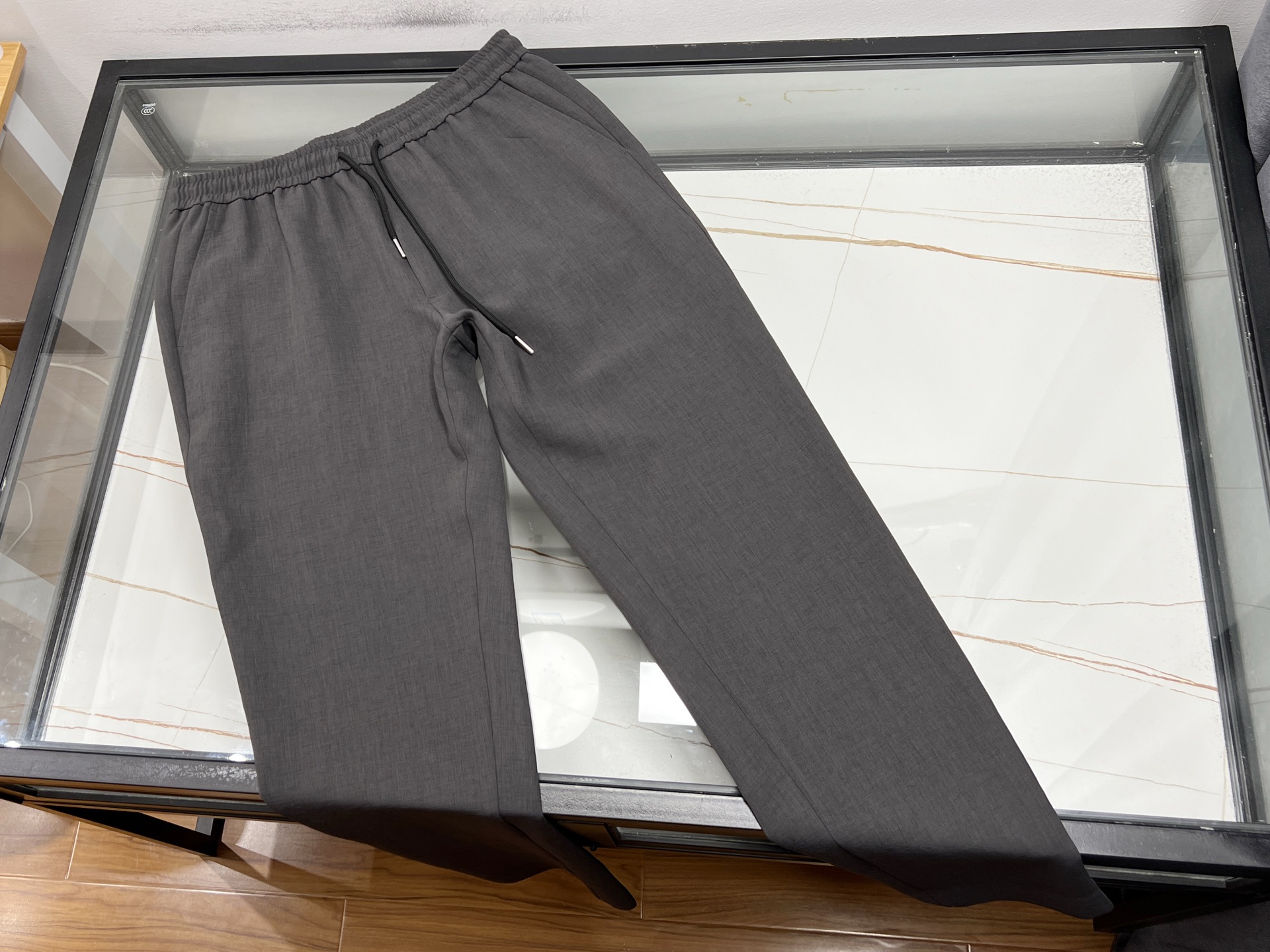 NO:744198,-26SS————Authorized agent to sell Italian MONTECORE wool non-iron casual fashion pants  Italian high-end brand MONTECORE has launched a new style of woolen non-iron casual pants for spring and summer 2026, reshaping the classics with the brand's iconic luxurious fabrics and exquisite craftsmanship. The wool blended fabrics imported from Italy are selected and blended with anti-wrinkle technical fibers to achieve an all-weather crisp and non-iron effect, taking into account breathability and drape. The pants shape continues the brand's large-profile high street style, with a straight cut to modify the leg shape, and a slightly tapered trouser leg design to add a sense of neatness, suitable for business leisure and urban travel scenarios.  This series continues MONTECORE's core concept of 'traditional aesthetics × street elements', providing multi-color options, details with hidden zippers and customized buttons to enhance the texture. It is a hot-selling item in the Asian market!  Ready for sale in three colors light gray/black/dark green 48-54, men's clothing,19860909-26SS———授权代发售意大利MONTECORE羊毛免烫休闲时尚裤 意大利高端品牌MONTECORE推出2026春夏新款羊毛免烫休闲裤,以品牌标志性的奢华面料与精湛工艺重塑经典.精选意大利进口羊毛混纺面料,融入抗皱科技纤维,实现全天候挺括免烫效果,兼顾透气性与垂坠感.裤型延续品牌大廓形高街风格,直筒剪裁修饰腿型,微收裤脚设计增添利落感,适配商务休闲与都市出行场景. 该系列延续MONTECORE“传统美学×街头元素”的核心理念,提供多色选择,细节处以隐藏式拉链、定制纽扣提升质感.作为亚洲市场热销单品！ 现货发售三色浅灰/黑色/墨绿色48-54,男装,,Women's clothing