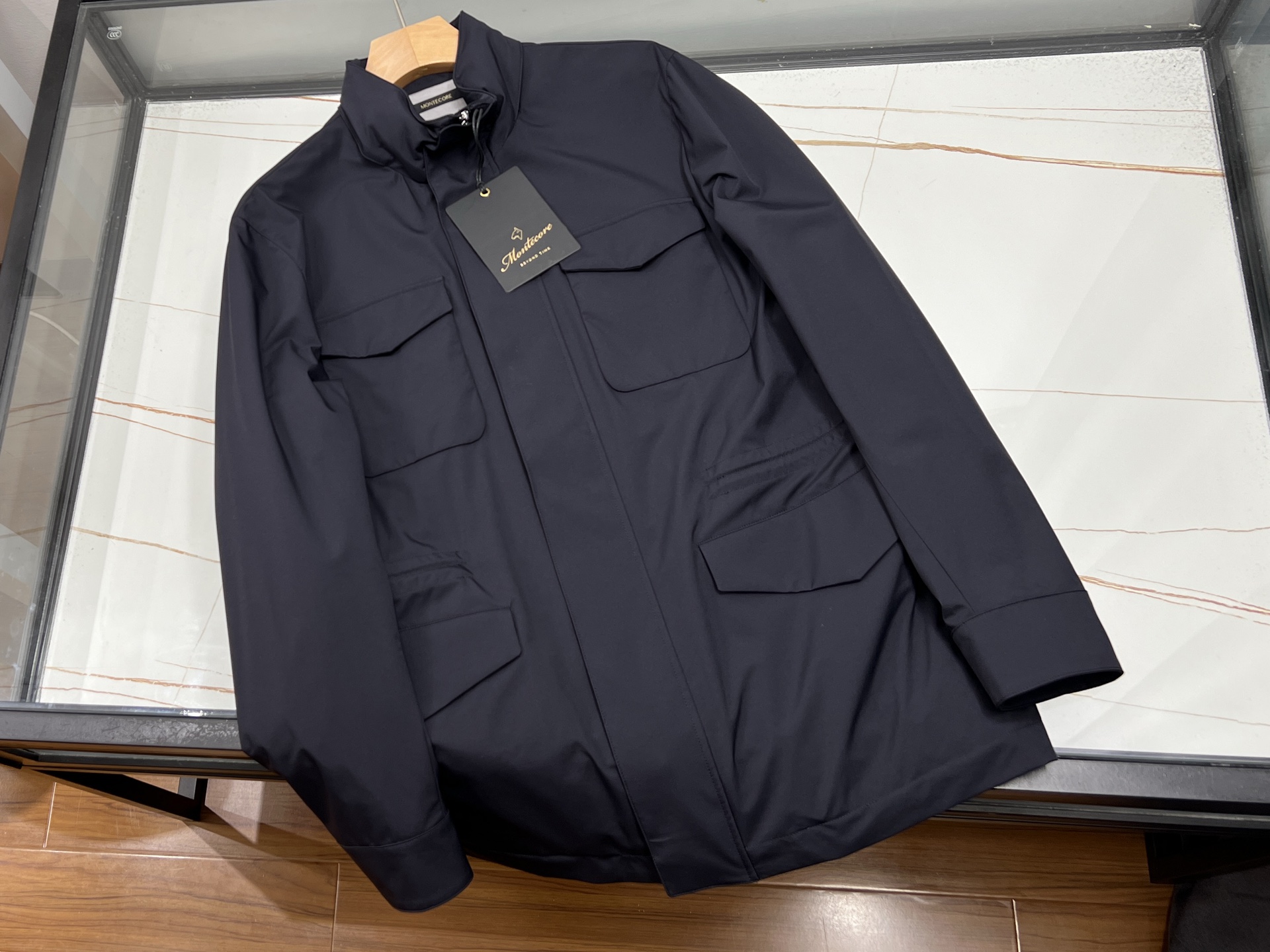 NO:755387,p-26SS - authorized to sell Italian Montecore wool waterproof jacket. This store is the official authorized sales channel of Italian Montecore, and the authenticity is guaranteed. This product uses Lining  WOOL high-end wool fabric, made with original Italian craftsmanship, feels soft and skin-friendly, drapes stiffly, and has both luxurious texture and practical functions. It has been professionally waterproofed, windproof and water-repellent, breathable and not stuffy, and can be calm and comfortable in changing weather. Classic layout, neat tailoring, multi-bag practical design, taking into account business commuting and outdoor leisure. No redundant decoration, low-key and high-end style!  Available now in two colors 48-54, men's clothing, jackets & coats,19860909p-26SS——授权代发售意大利Montecore 羊毛列装防水外套本店铺为意大利Montecore官方授权正规代售渠道,正品保障.本品采用 Lining WOOL高端羊毛面料,意大利原厂工艺打造,触感软糯亲肤、垂坠挺括,兼具奢华质感与实用机能.经专业防水处理,防风拒水、透气不闷,应对多变天气从容舒适.经典列装版型,利落剪裁、多袋实用设计,兼顾商务通勤与户外休闲.无冗余装饰,低调彰显高级格调！ 现货发售二色48-54,男装,jackets & coats,,Women's clothing