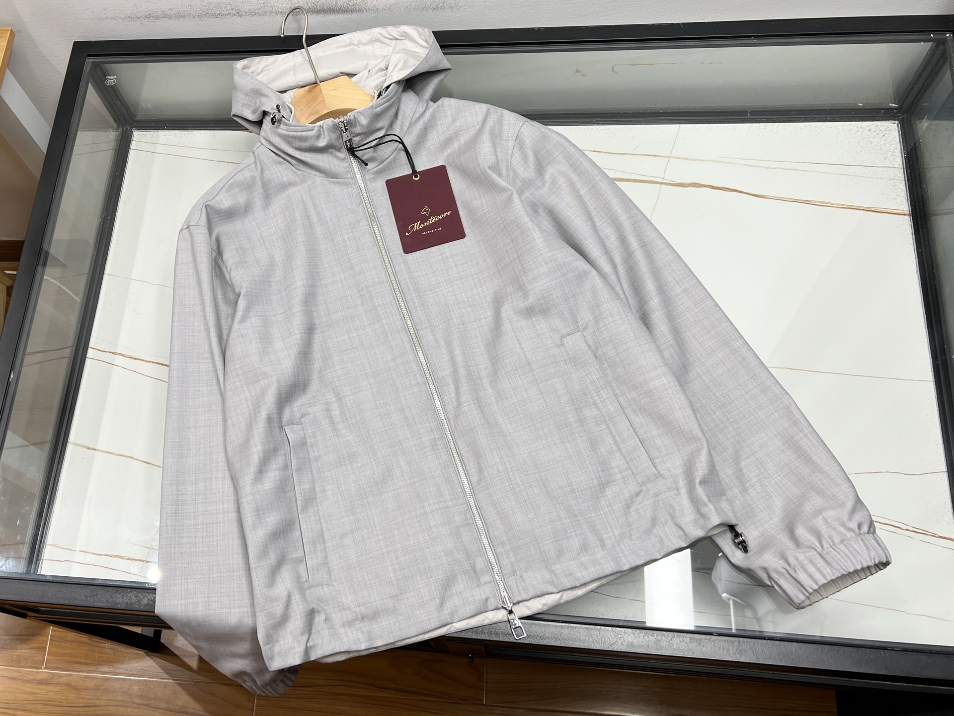 NO:755383,-26SS————Authorized to sell Italian Montecore wool double-sided hooded waterproof jacket. This store is the official authorized sales channel of Italian light luxury brand Montecore to ensure the authenticity and traceability. This jacket is made of Lining  WOOL high-end wool lining, soft waterproof functional fabric on the outside, double-sided design, one-piece wear, taking into account luxurious texture and practical protection. Made with original Italian craftsmanship, the hooded stand-up collar is neatly and stylishly cut, windproof and water-repellent, breathable and not stuffy, and can be used in many situations  Calm and comfortable when the weather changes. Classic layout, multi-pocket design takes into account both storage and styling, and no redundant decoration to show high-end style. Suitable for business commuting and outdoor leisure. Ready for sale double-sided/two-color 48-54, men's clothing, jackets  & coats,hats,19860909-26SS———授权代发售意大利Montecore 羊毛双面连帽防水外套本店铺为意大利轻奢品牌Montecore官方授权正规代售渠道,确保正品可溯源.这款外套采用 Lining WOOL高端羊毛内里,外层为柔软防水机能面料,双面设计一衣两穿,兼顾奢华质感与实用防护.意大利原厂工艺打造,连帽立领剪裁利落有型,防风拒水且透气不闷,应对多变天气从容舒适.经典列装版型,多口袋设计兼顾收纳与造型,无冗余装饰尽显高级格调,商务通勤、户外休闲皆适配.现货发售双面/二色48-54,男装,jackets & coats,hats,,Women's clothing