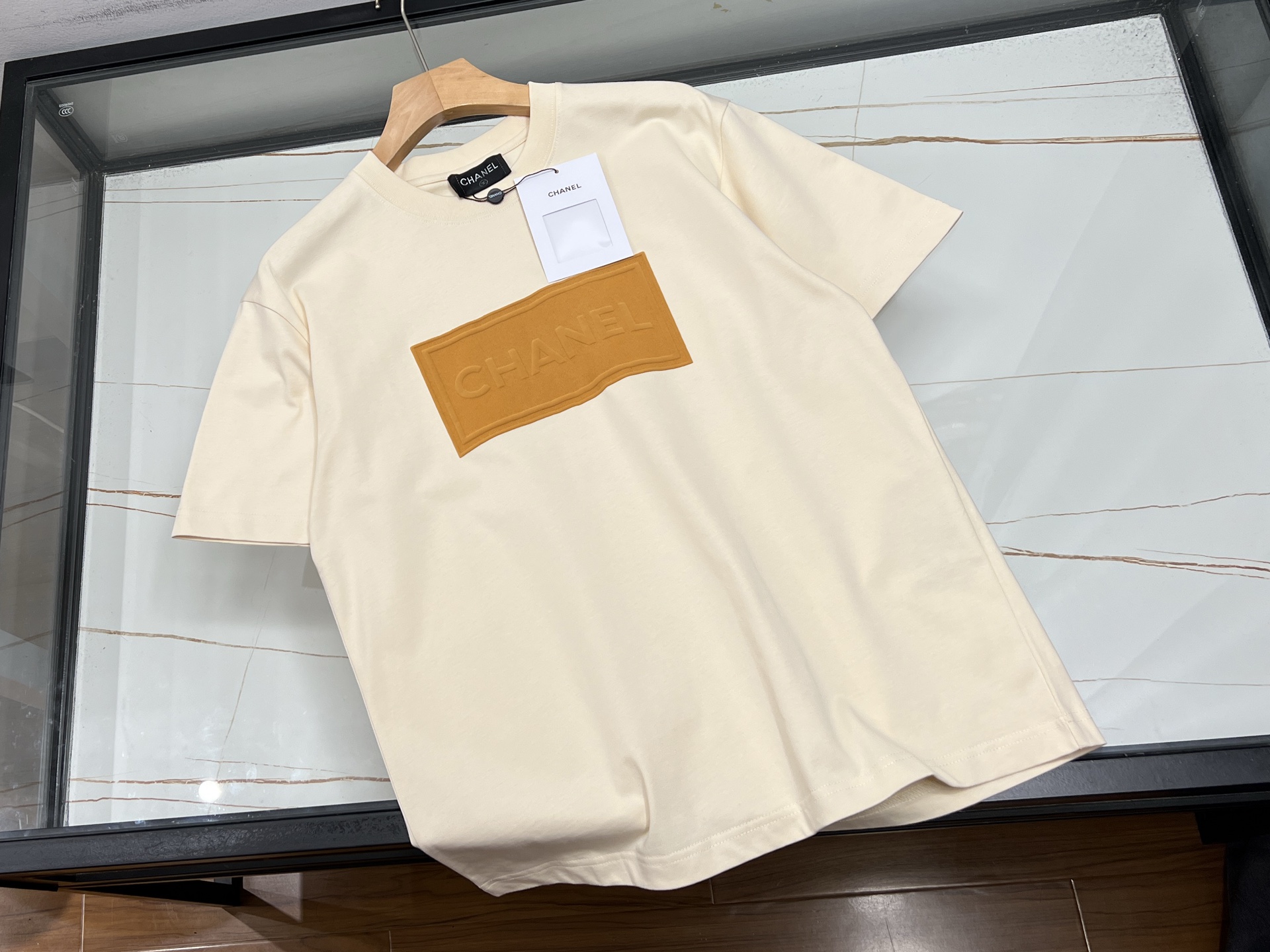 NO:744210,-26SS - The new trendy favorite of short-sleeves with stylish laminated letters on the chest. This fashionable short-sleeve with laminated letters on the chest is undoubtedly a fashion tool this summer. The design is simple yet individual, and the letter elements are presented on the chest with exquisite laminated craftsmanship. The lines are smooth and the texture is full, adding unique charm to the overall shape.  As for the fabric, it uses high-quality skin-friendly material, which is breathable and sweat-absorbent, keeping you dry and comfortable even in the hot summer. The shape is crisp, slim but not tight, and perfectly outlines the body lines. Whether paired with casual jeans to show a casual and comfortable street style; or combined with sports shorts to create a vibrant sports style, it can be easily controlled. Wear it, be at the forefront of fashion, become the center of attention, and easily start your trendy summer journey.  Available now in apricot color XS-L, Chanel-clothing, chanel, shorts, jeans, T-shirt,19860909-26SS——胸前时尚压胶字母短袖潮流新宠 这件胸前时尚压胶字母短袖,无疑是今夏的时尚利器.简约而不失个性的设计,在胸前以精致压胶工艺呈现字母元素,线条流畅,质感十足,为整体造型增添了独特魅力. 面料上,它选用优质亲肤材质,透气又吸汗,即便在炎炎夏日,也能让你时刻保持干爽舒适.版型挺括,修身却不紧绷,完美勾勒出身体线条. 无论是搭配休闲牛仔裤,展现随性自在的街头风；还是与运动短裤组合,打造活力四射的运动范儿,它都能轻松驾驭.穿上它,走在时尚前沿,成为众人瞩目的焦点,轻松开启属于你的潮流夏日之旅. 现货发售杏色XS-L,香奈儿-服装,chanel,shorts,jeans,T-shirt,,Women's clothing