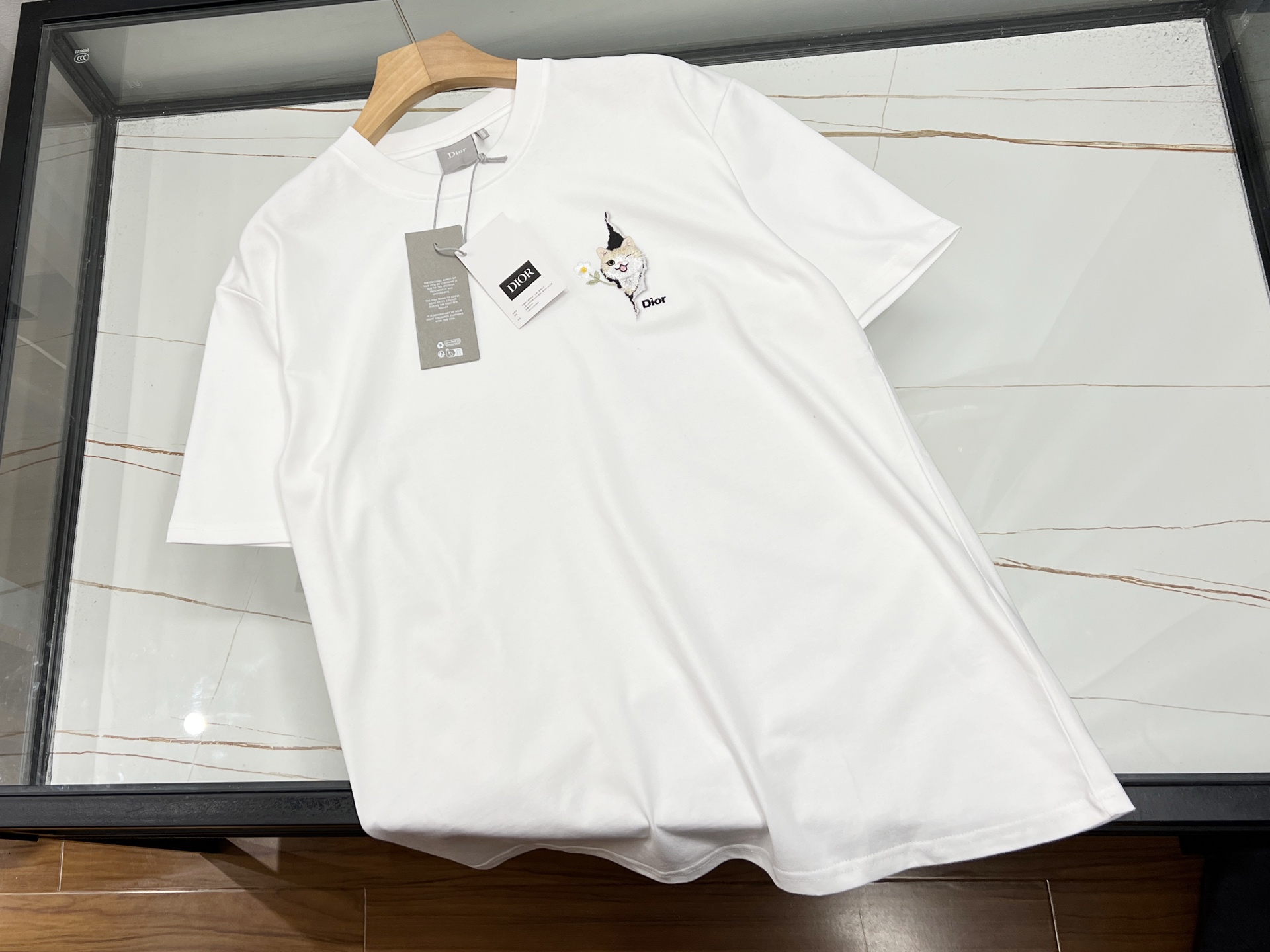 NO:744191,-26SS - Short sleeves with animal pattern embroidery letters on the chest, a perfect fusion of fashion and personality. This short sleeves with animal pattern embroidery letters on the chest is undoubtedly the fashion focus of this summer. The exquisite animal embroidery is lifelike, as if giving fresh vitality to the clothes, either smart and playful, or domineering and majestic, instantly catching everyone's attention. Paired with cleverly embellished letter elements, it breaks the monotony and adds a sense of trend.  The short-sleeved style is neat, comfortable and comfortable to wear, and there is no restriction in movement. The fabric is skin-friendly and breathable, and you can keep dry in the hot summer. Whether you wear it with casual shorts for walking on the street, or with jeans for a casual style, it can be easily adapted, allowing you to easily become a fashionista among the crowd and show your unique personality. Available in stock in white/apricot S-XL, Dior-clothing, dior, shorts, jeans, T-shirt,19860909-26SS——胸前动物图案刺绣字母短袖时尚与个性的完美融合 这款胸前动物图案刺绣字母短袖,无疑是今夏的时尚焦点.精致的动物刺绣栩栩如生,仿佛赋予了衣物鲜活的生命力,或灵动俏皮,或霸气威严,瞬间抓住众人目光.搭配上巧妙点缀的字母元素,打破了单调,增添了几分潮流感. 短袖版型利落,穿着舒适自在,活动毫无束缚.面料亲肤透气,在炎炎夏日也能保持干爽.无论是搭配休闲短裤漫步街头,还是配牛仔裤打造随性风,它都能轻松适配,让你轻松成为人群中的时尚达人,展现独特个性魅力. 现货发售白色/杏色S-XL,迪奥-服装,dior,shorts,jeans,T-shirt,,Women's clothing