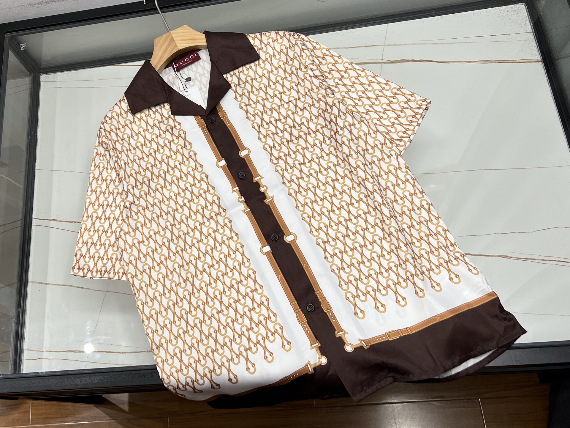 NO:744188,-26SS—Beach casual shirt is an elegant choice for the seaside in summer. In summer when the sun and waves intertwine, a beach casual shirt is a must-have item for a romantic vacation. Selected pure cotton or cotton and linen blended fabrics are as light and breathable as the sea breeze, and have a delicate touch that gently wraps the skin, keeping you fresh and comfortable even under the scorching sun. The fabric treated with special technology is both wrinkle-resistant and quick-drying, allowing you to say goodbye to the worries of wearing clothes for playing at the beach.  The classic stand-up collar design modifies the neck line, the slim cut outlines the graceful figure, and the unique cuff design cleverly covers arm fat. From white as pure as waves, to blue as deep as the ocean, to vibrant coral, there are multiple color options to meet the matching needs of different occasions. The tassel decoration on the hem of the clothes flutters in the wind, and the exquisite buttons and personalized patterns embellish the details, each of which shows good taste.  The multifunctional pocket design is considerate and practical, and can easily store mobile phones, sunscreen and other small items. Whether you wear it with jeans for a walk on the beach or with shorts to enjoy a sunbath, you can create a casual and comfortable holiday style. Wear it and let the pure white of the shirt collide with the blue of the sea to create the most healing color combination, becoming the most beautiful scenery on the seaside this summer. Available in stock S-XL, Gucci-clothing, gucci, shorts, jeans, shirts,19860909-26SS—沙滩休闲衬衫夏日海边的优雅之选 在阳光与海浪交织的夏日,一件沙滩休闲衬衫是开启浪漫度假时光的必备单品.精选纯棉或棉麻混纺面料,轻盈透气如海风拂面,细腻触感温柔包裹肌肤,即使烈日当空也能保持清爽自在.特殊工艺处理的面料兼具抗皱性与速干性,让你告别海边游玩的衣物烦恼. 经典立领设计修饰颈部线条,修身剪裁勾勒曼妙身姿,独特的袖口设计巧妙遮盖手臂赘肉.从纯净如浪花的白色,到深邃如海洋的蓝色,再到活力四射的珊瑚色,多色选择满足不同场合搭配需求.衣摆处的流苏装饰随风轻扬,精致纽扣与个性图案点缀细节,每一处都彰显着不俗品味. 多功能口袋设计贴心实用,手机、防晒霜等小物轻松收纳.无论是搭配牛仔裤漫步沙滩,还是配短裤享受阳光浴,都能演绎出随性自在的度假风情.穿上它,让衬衫的纯白与大海的蔚蓝碰撞出最治愈的色彩组合,成为这个夏天海边最亮丽的风景线. 现货发售S-XL,古驰-服装,gucci,shorts,jeans,shirts,,Women's clothing