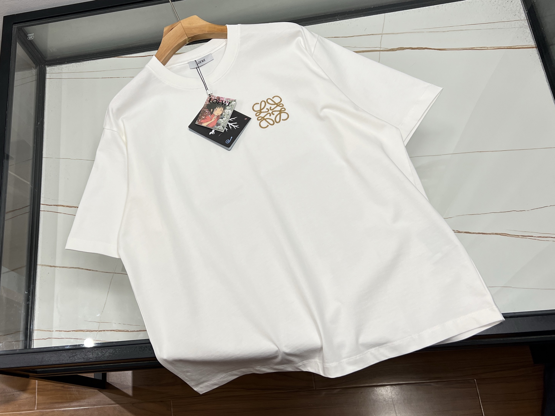 NO:744180,-26SS - The perfect fusion of fashion and art with colorful embroidered short sleeves on the chest. The colorful embroidered short sleeves on the chest are undoubtedly the darling of the fashion industry. It is based on simple short sleeves and cleverly incorporates colorful embroidery elements on the chest, instantly breaking the monotony and giving the overall shape flexibility and personality.  The embroidery patterns are rich and diverse, from delicate flowers to abstract geometry. Each stitch and thread outlines a unique charm, highlighting the wearer's extraordinary taste. Colorful silk threads are intertwined, and the colors collide with vitality and enthusiasm, adding a touch of splendor to summer. The fabric is skin-friendly and breathable, and comfortable to wear. Whether it is a daily outing, a gathering of friends, or a leisure vacation, it can be easily adapted to make you stand out from the crowd and become the center of attention, showing your fashionable charm and confident style.  Ready for sale in two colors XS-L, Loewe-clothing, loewe, T-shirt,19860909-26SS——胸前彩刺绣短袖时尚与艺术的完美融合 胸前彩刺绣短袖,无疑是时尚界的宠儿.它以简洁短袖为基底,在胸前巧妙融入彩色刺绣元素,瞬间打破单调,赋予整体造型灵动与个性. 刺绣图案丰富多样,从精致花卉到抽象几何,每一针每一线都勾勒出独特韵味,彰显穿着者的不凡品味.彩色丝线交织,色彩碰撞出活力与热情,为夏日增添一抹绚丽. 面料亲肤透气,穿着舒适自在,无论是日常出街、朋友聚会,还是休闲度假,它都能轻松适配,让你在人群中脱颖而出,成为焦点所在,尽显时尚魅力与自信风采. 现货发售二色XS-L,罗意威-服装,loewe,T-shirt,,Women's clothing