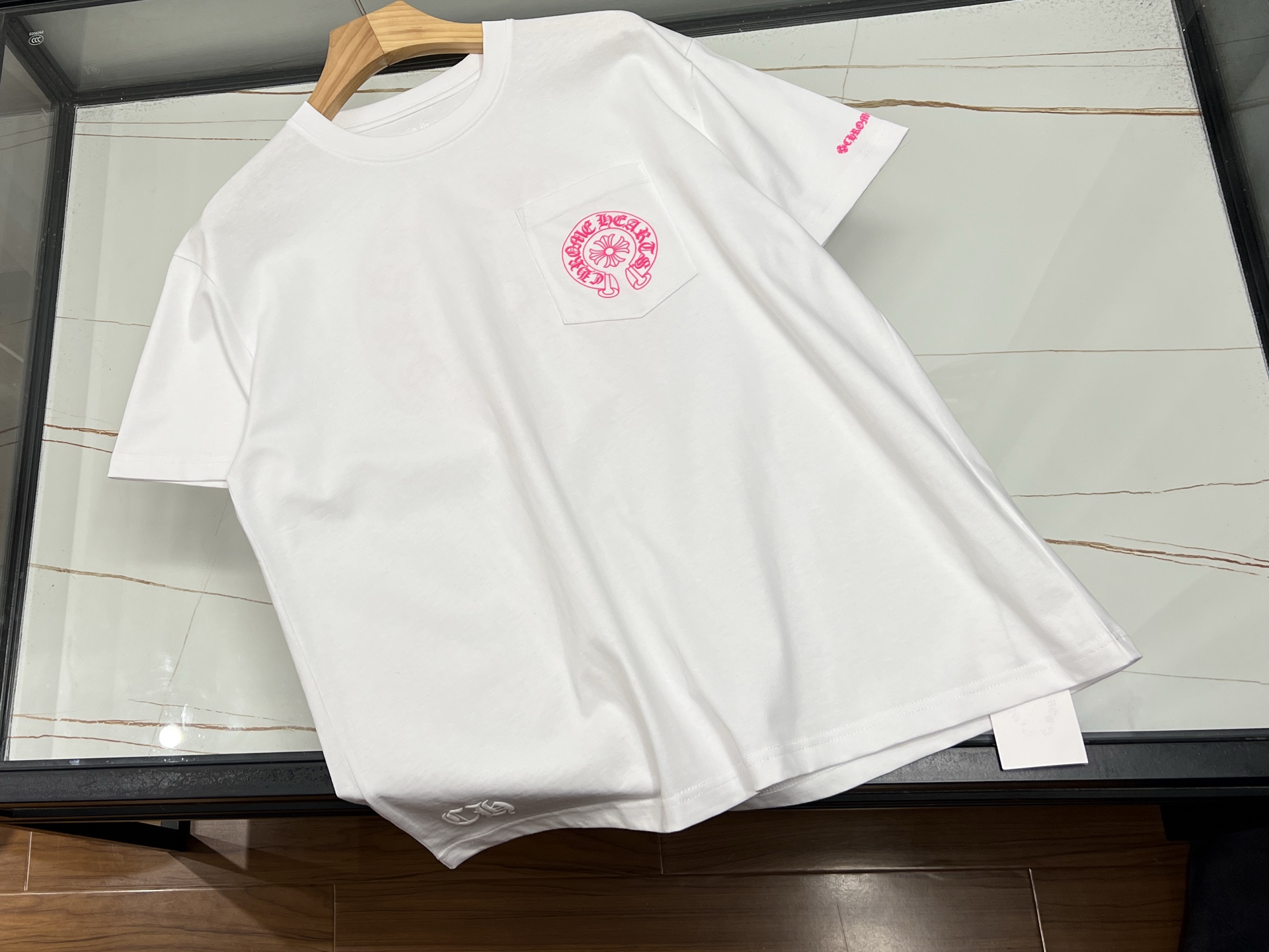 NO:744172,-26SS————The unique scenery of horseshoe color fashionable short-sleeves in summer. This horseshoe-colored fashionable short-sleeves is like a fresh breeze in summer, bringing a different kind of charm. The unique horseshoe color is between earth tones and warm tones, soft and yet individual. It has a natural sense of simplicity and fashionable sophistication, making it easy for you to stand out from the crowd.  The short-sleeve design is very sophisticated, fitting the body curves without losing the loose feeling. It is comfortable and comfortable to wear, and there is no restriction in movement. The high-quality fabric is skin-friendly and breathable, allowing the skin to breathe freely even in the hot summer. Whether it is paired with simple jeans to create a casual and casual style; or with a flowing skirt to create a romantic and sweet feeling, it can be perfectly matched and add infinite possibilities to your summer outfits. Available now in two colors XS-S-M, Croixin-Clothing, chrome  hearts,skirts,jeans,T-shirt,19860909-26SS———马蹄色时尚短袖夏日里的独特风景 这款马蹄色时尚短袖,宛如夏日里的一抹清新微风,带来别样魅力.独特的马蹄色,介于大地色与暖色调之间,柔和又不失个性,既有着自然的质朴感,又透着时尚的精致范儿,轻松让你在人群中脱颖而出. 短袖的版型设计十分考究,贴合身体曲线又不失宽松感,穿着舒适自在,活动毫无束缚.优质面料亲肤透气,即使在炎炎夏日,也能让肌肤畅快呼吸.无论是搭配简约牛仔裤,打造休闲随性风；还是配上飘逸半身裙,营造浪漫甜美感,它都能完美适配,为你的夏日穿搭增添无限可能. 现货发售二色XS-S-M,克罗心-服装,chrome hearts,skirts,jeans,T-shirt,,Women's clothing