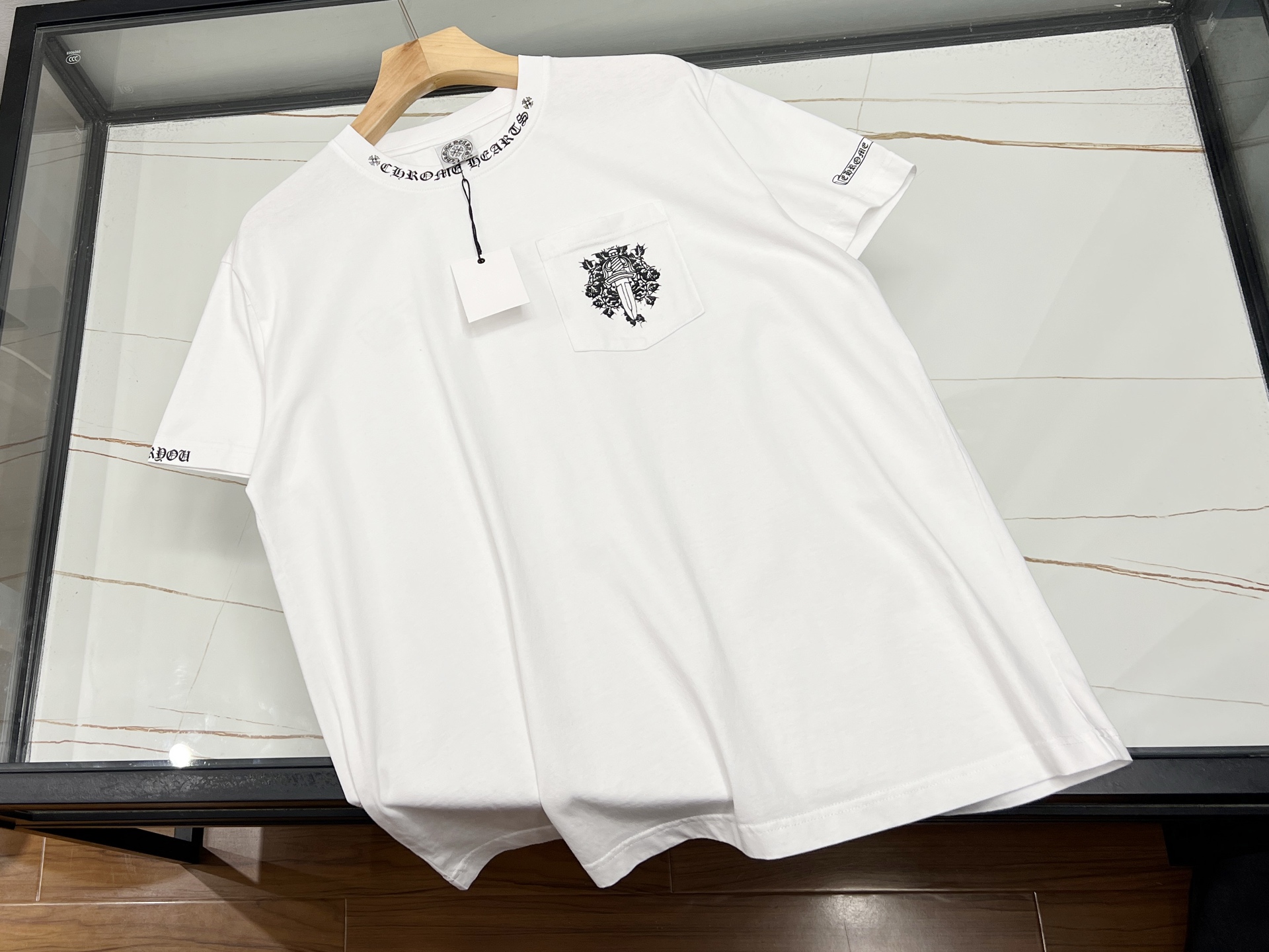 NO:744885,-26SS————Cross-color fashionable short-sleeves are the new summer trend favorite. This cross-color fashionable short-sleeves is definitely a must-have item in this summer’s wardrobe!  It boldly adopts a unique cross-color splicing design, cleverly interweaving different colors, creating a strong visual impact, instantly breaking the monotony, and making you stand out from the crowd. The fabric is made of high-quality pure cotton, which is soft and skin-friendly and has excellent breathability. Even in the hot summer, it allows the skin to breathe freely and keeps you dry and comfortable at all times. The simple short-sleeved version is not flattering on your body shape. It can be easily worn with jeans for a casual look or with a short skirt for a playful and sweet look.  Whether it is for daily outings, gatherings with friends, or sports and fitness, it is an excellent choice, allowing you to easily wear a sense of fashion and become the focus of the street. Available in stock in two colors S-M-L, Croxins-clothing, chrome hearts, skirts, jeans, T-shirts,19860909-26SS———十字色时尚短袖夏日潮流新宠 这款十字色时尚短袖,绝对是今夏衣橱必备单品！它大胆采用独特的十字色拼接设计,将不同色彩巧妙交织,碰撞出强烈的视觉冲击,瞬间打破单调,让你在人群中脱颖而出. 面料选用优质纯棉,亲肤柔软,透气性极佳,即便在炎炎夏日,也能让肌肤自由呼吸,时刻保持干爽舒适.简约的短袖版型,不挑身材,无论是搭配牛仔裤展现休闲随性,还是配上短裙凸显俏皮甜美,都能轻松驾驭. 无论是日常出街、朋友聚会,还是运动健身,它都是绝佳选择,让你轻松穿出时尚感,成为街头焦点. 现货发售二色S-M-L,克罗心-服装,chrome hearts,skirts,jeans,T-shirt,,Women's clothing