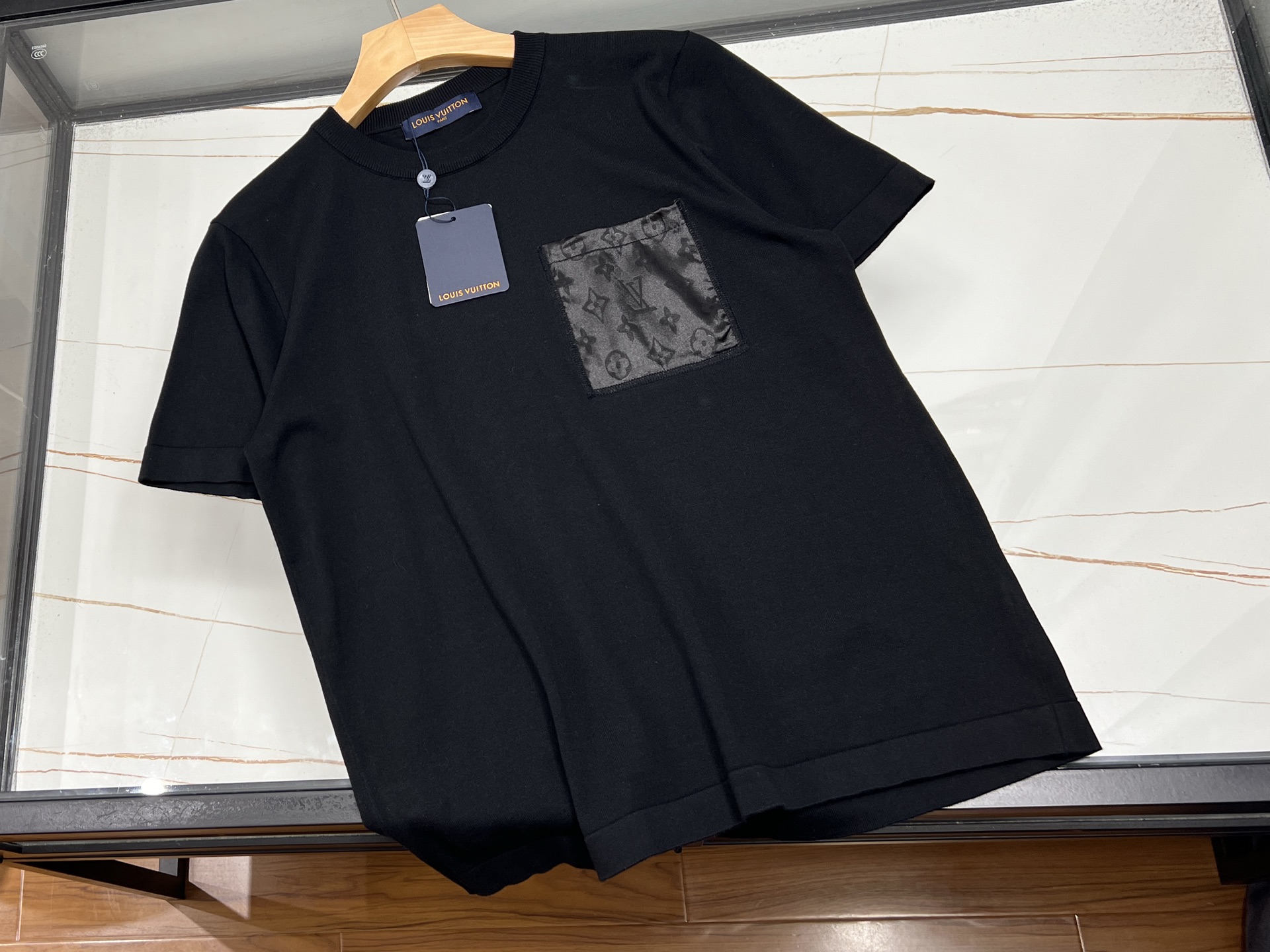 NO:754917,Set - dark pattern fashionable casual suit, unlocking a sense of casual high-end. This dark patterned fashionable casual suit is an excellent choice for daily wear. The whole is based on low-key and calm tones, incorporating exquisite dark pattern elements, inadvertently revealing unique taste, unobtrusive but full of style. The top is neatly cut, with smooth lines and cleverly embellished with dark patterns, adding a bit of mystery and sophistication. The bottoms are loose and comfortable, with free movement, and the dark patterns echo the top, making the overall match harmonious and unified.  Whether you are strolling on the street, gathering with friends, or commuting daily, it can be easily adapted. No need to match too much, just one set of tops can show a casual, fashionable and high-end temperament, making you stand out from the crowd and become the center of attention. Available in stock in two colors S-XL, Louis Vuitton-clothing, louis vuitton,19860909套———暗纹时尚休闲套装,解锁随性高级感 这款暗纹时尚休闲套装,是日常穿搭的绝佳之选.整体以低调沉稳的色调为基底,融入精致暗纹元素,在不经意间流露独特品味,不张扬却尽显格调. 上衣剪裁利落,线条流畅,暗纹巧妙点缀,增添了几分神秘与精致.下装版型宽松舒适,活动自如,暗纹与上衣相呼应,整体搭配和谐统一. 无论是漫步街头、与朋友小聚,还是日常通勤,它都能轻松适配.无需过多搭配,一套上身,即可展现随性自在又时尚高级的气质,让你在人群中脱颖而出,成为焦点. 现货发售二色S-XL,路易威登-服装,louis vuitton,,Women's clothing