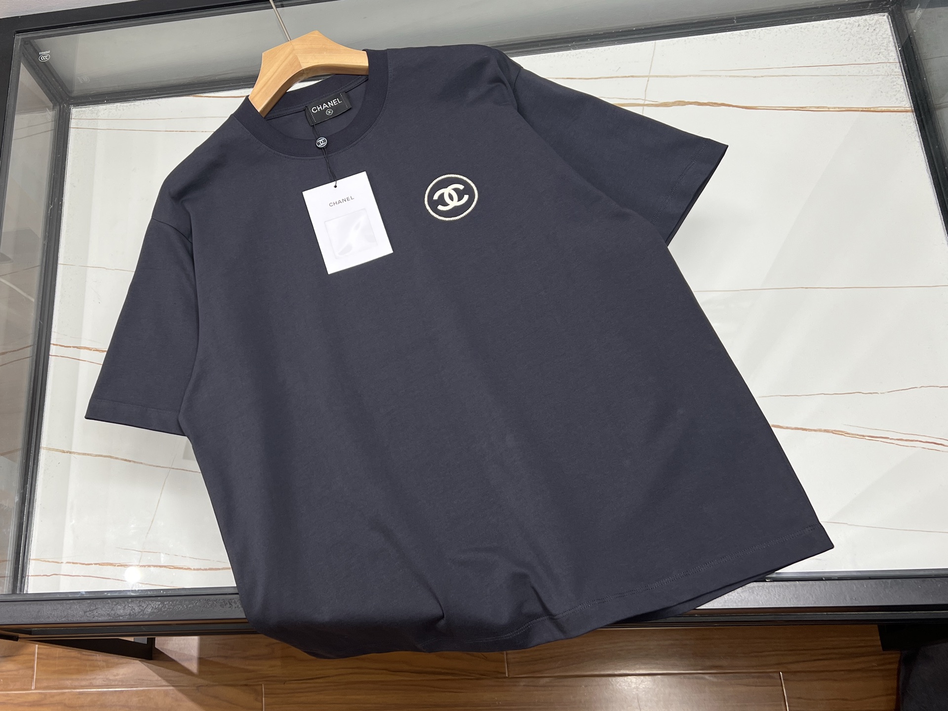 NO:744873,-26SS - The new trendy favorite of short-sleeves with stylish laminated letters on the chest. This fashionable short-sleeve with laminated letters on the chest is undoubtedly a fashion tool this summer. The design is simple yet individual, and the letter elements are presented on the chest with exquisite laminated craftsmanship. The lines are smooth and the texture is full, adding unique charm to the overall shape.  As for the fabric, it uses high-quality skin-friendly material, which is breathable and sweat-absorbent, keeping you dry and comfortable even in the hot summer. The shape is crisp, slim but not tight, and perfectly outlines the body lines. Whether paired with casual jeans to show a casual and comfortable street style; or combined with sports shorts to create a vibrant sports style, it can be easily controlled. Wear it, be at the forefront of fashion, become the center of attention, and easily start your trendy summer journey.  Ready for sale black/white XS-L, Chanel-clothing, chanel, shorts, jeans, T-shirt,19860909-26SS——胸前时尚压胶字母短袖潮流新宠 这件胸前时尚压胶字母短袖,无疑是今夏的时尚利器.简约而不失个性的设计,在胸前以精致压胶工艺呈现字母元素,线条流畅,质感十足,为整体造型增添了独特魅力. 面料上,它选用优质亲肤材质,透气又吸汗,即便在炎炎夏日,也能让你时刻保持干爽舒适.版型挺括,修身却不紧绷,完美勾勒出身体线条. 无论是搭配休闲牛仔裤,展现随性自在的街头风；还是与运动短裤组合,打造活力四射的运动范儿,它都能轻松驾驭.穿上它,走在时尚前沿,成为众人瞩目的焦点,轻松开启属于你的潮流夏日之旅. 现货发售黑色/白色XS-L,香奈儿-服装,chanel,shorts,jeans,T-shirt,,Women's clothing