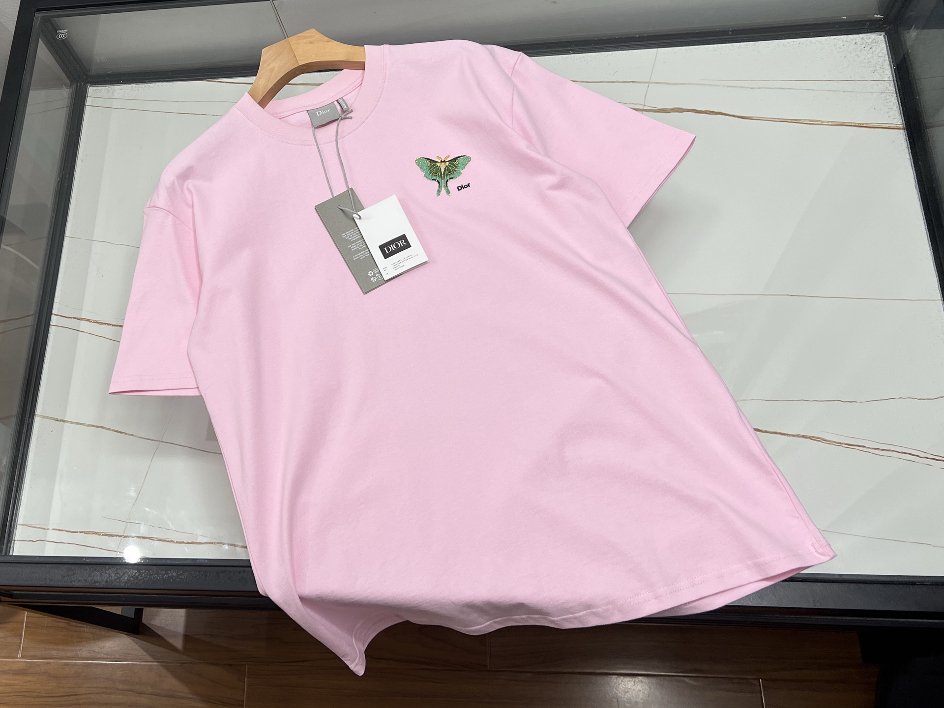 NO:744846,-26SS——Butterfly Casual Fashion Short Sleeve is as light as a butterfly and can travel freely. On a spring afternoon, the sun casts mottled light and shadow through the gaps in the leaves. A butterfly dances lightly among the flowers. Its agile body and gorgeous wings have become the most beautiful scenery in nature. This butterfly casual fashion short sleeve is inspired by the beauty of butterflies and integrates the beauty of nature into fashion design.  The short-sleeves are made of light fabric, which makes you feel as if you are being blown by the breeze. You feel as free and light as a butterfly. Its unique butterfly print is colorful and lifelike, as if you are 'wearing' a smart butterfly on your body. Whether you are strolling in the streets or enjoying a leisurely afternoon tea, it can make you the center of attention, showing your fashion and personality. Wear it and start a fashion journey dancing with butterflies!  Three colors S-XL, Dior-clothing, dior, T-shirt, available for sale now.19860909-26SS———蝴蝶休闲时尚短袖轻盈如蝶,自在随行 春日的午后,阳光透过树叶的缝隙洒下斑驳光影,一只蝴蝶在花丛中轻盈起舞,它灵动的身姿与绚丽的翅膀,成为大自然中最美的风景.而这款蝴蝶休闲时尚短袖,正是从蝴蝶的美丽中汲取灵感,将自然之美融入时尚设计. 短袖采用轻盈的面料,穿上身仿佛被微风轻拂,毫无负担感,如同蝴蝶般自在轻盈.其独特的蝴蝶印花,色彩斑斓,栩栩如生,仿佛将一只灵动的蝴蝶“穿”在了身上.无论是漫步在街头巷尾,还是享受悠闲的下午茶时光,它都能让你成为众人瞩目的焦点,尽显时尚与个性.穿上它,开启一场与蝴蝶共舞的时尚之旅吧！ 现货发售三色S-XL,迪奥-服装,dior,T-shirt,,Women's clothing