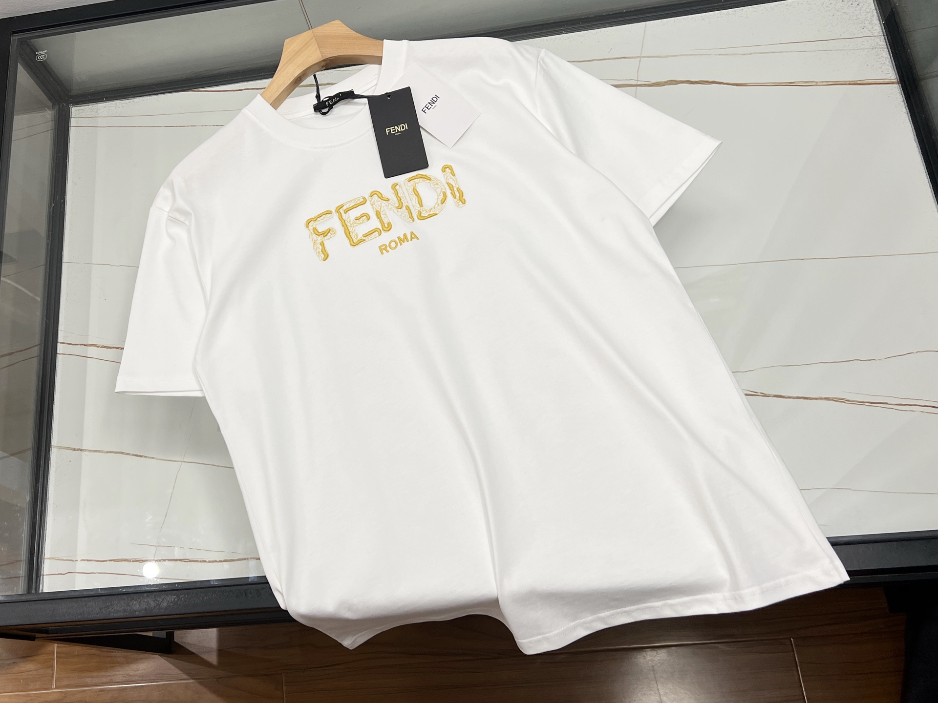 NO:744860,-26SS - Letter printed casual and fashionable short sleeves, a versatile addition to your summer wardrobe!  It is based on simple solid colors and cleverly incorporates personalized letter elements, which can be either flamboyant or low-key, instantly brightening the overall look. It is made of high-quality cotton fabric, which is soft and skin-friendly, breathable and sweat-absorbent, making it comfortable and burden-free to wear. The loose-fitting design is not picky about your body shape, and can easily cover your body and make you look slimmer, whether worn alone or layered.  They are all very stylish. Pair them with jeans for a casual look; with a short skirt for a sweet and cute look; with a small jacket for a layered look. Whether you are shopping, dating or partying, this letter short-sleeved shirt can easily make you the center of attention and show your unique fashion taste. It is an indispensable fashion item in summer!  Two colors S-XL, Fendi-clothing, fendi, skirts, jeans, jackets & coats, T-shirt, available for sale now.19860909-26SS——字母印花休闲时尚短袖,是夏日衣橱的百搭神器！它以简约纯色为底,巧妙融入个性字母元素,或张扬或低调,瞬间点亮整体造型.精选优质棉质面料,柔软亲肤,透气吸汗,穿着舒适无负担.宽松版型设计,不挑身材,轻松遮肉显瘦,无论是单穿还是叠搭都超有范儿.搭配牛仔裤,休闲随性；配短裙,甜美可人；外搭小外套,层次感十足.无论是逛街、约会还是聚会,这件字母短袖都能让你轻松成为焦点,展现独特时尚品味,是夏日不可或缺的时尚单品！ 现货发售二色S-XL,芬迪-服装,fendi,skirts,jeans,jackets & coats,T-shirt,,Women's clothing