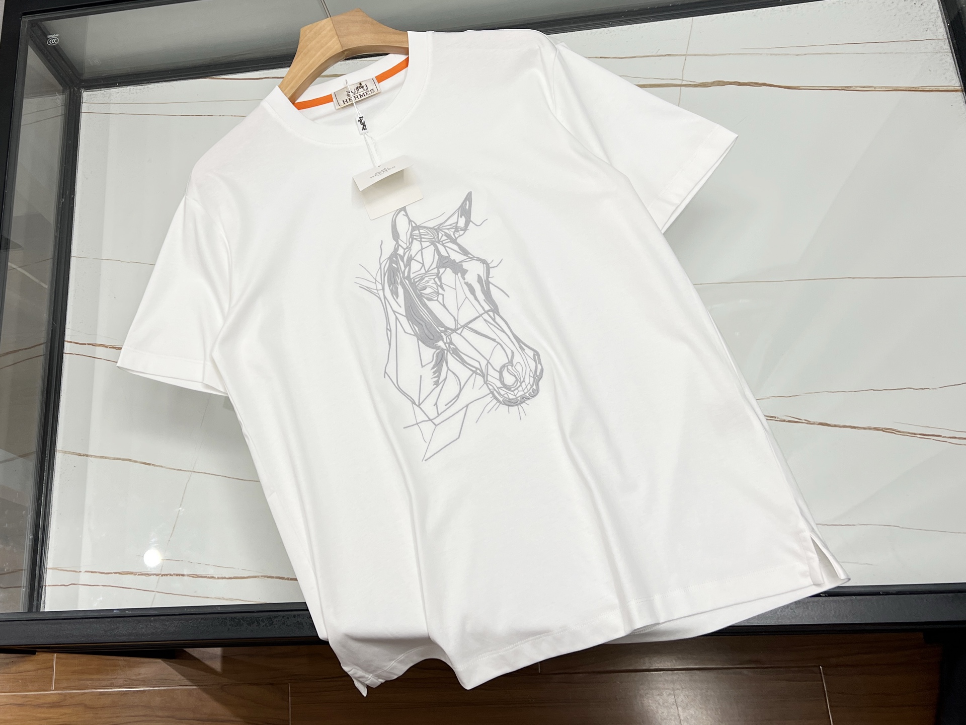 NO:744831,-26SS——Micro-lettered short-sleeves, a treasure in the fashion industry!  This fashionable short-sleeve with micro-stamp lettering is simply a great tool for dressing. The exquisite micro-stamps are embellished on it, which is unique and eye-catching, and instantly enhances the overall style. The letter elements are simple yet personal, playful or cool, and can easily show your attitude. The fabric is skin-friendly and breathable, so you can wear it in summer without any burden and keep you fresh at all times. Paired with jeans, it is casual and casual; with a short skirt, it is sweet and cute. Whether it is a daily outing, a friend gathering, or a walk on campus, it can make you the center of attention and easily create your own fashion style.  Ready for sale in two colors M-XXXL, Hermès-clothing, hermes, skirts, jeans, T-shirt,19860909-26SS———微章字母短袖,时尚界的宝藏单品！ 这件微章字母时尚短袖,简直是穿搭利器.精致微章点缀其上,独特又吸睛,瞬间提升整体格调.字母元素简约而不失个性,或俏皮或酷帅,轻松展现你的态度. 面料亲肤透气,夏日穿着毫无负担,时刻保持清爽.搭配牛仔裤,休闲随性；配短裙,甜美可爱.无论是日常出街、朋友聚会,还是校园漫步,它都能让你成为焦点,轻松打造出属于自己的时尚风格. 现货发售二色M-XXXL,爱马仕-服装,hermes,skirts,jeans,T-shirt,,Women's clothing