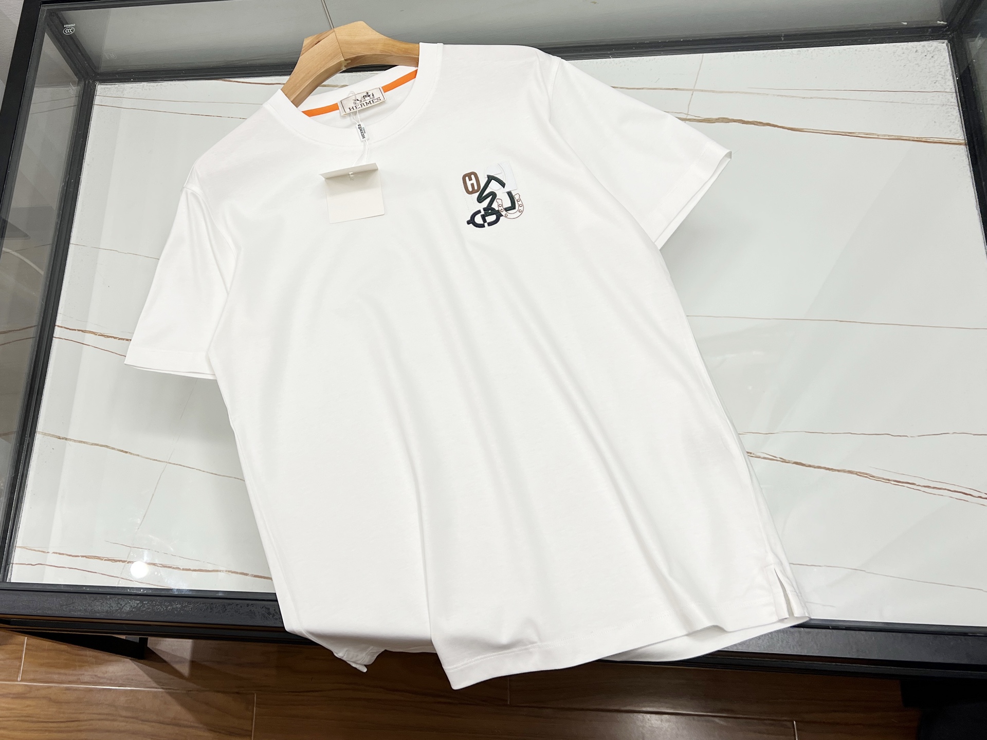 NO:744883,-26SS——Micro-lettered short-sleeves, a treasure in the fashion industry!  This fashionable short-sleeve with micro-stamp lettering is simply a great tool for dressing. The exquisite micro-stamps are embellished on it, which is unique and eye-catching, and instantly enhances the overall style. The letter elements are simple yet personal, playful or cool, and can easily show your attitude. The fabric is skin-friendly and breathable, so you can wear it in summer without any burden and keep you fresh at all times. Paired with jeans, it is casual and casual; with a short skirt, it is sweet and cute. Whether it is a daily outing, a friend gathering, or a walk on campus, it can make you the center of attention and easily create your own fashion style.  Available now in 3 colors M-XXXL, Hermès-clothing, hermes, skirts, jeans, T-shirt,19860909-26SS———微章字母短袖,时尚界的宝藏单品！ 这件微章字母时尚短袖,简直是穿搭利器.精致微章点缀其上,独特又吸睛,瞬间提升整体格调.字母元素简约而不失个性,或俏皮或酷帅,轻松展现你的态度. 面料亲肤透气,夏日穿着毫无负担,时刻保持清爽.搭配牛仔裤,休闲随性；配短裙,甜美可爱.无论是日常出街、朋友聚会,还是校园漫步,它都能让你成为焦点,轻松打造出属于自己的时尚风格. 现货发售3色M-XXXL,爱马仕-服装,hermes,skirts,jeans,T-shirt,,Women's clothing