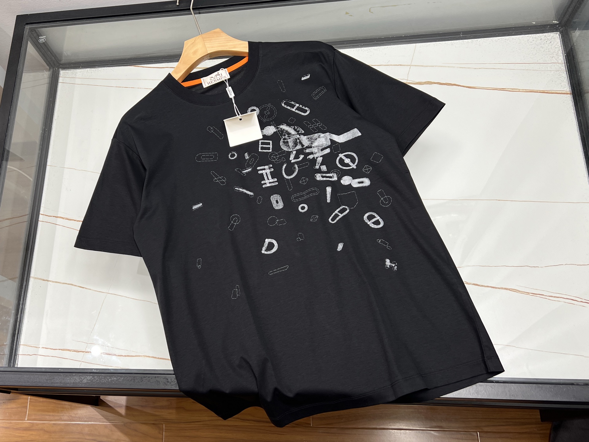 NO:744859,-26SS——Micro-lettered short-sleeves, a treasure in the fashion industry!  This fashionable short-sleeve with micro-stamp lettering is simply a great tool for dressing. The exquisite micro-stamps are embellished on it, which is unique and eye-catching, and instantly enhances the overall style. The letter elements are simple yet personal, playful or cool, and can easily show your attitude. The fabric is skin-friendly and breathable, so you can wear it in summer without any burden and keep you fresh at all times. Paired with jeans, it is casual and casual; with a short skirt, it is sweet and cute. Whether it is a daily outing, a friend gathering, or a walk on campus, it can make you the center of attention and easily create your own fashion style.  Ready for sale in 2 colors M-XXXL, Hermès-clothing, hermes, skirts, jeans, T-shirt,19860909-26SS———微章字母短袖,时尚界的宝藏单品！ 这件微章字母时尚短袖,简直是穿搭利器.精致微章点缀其上,独特又吸睛,瞬间提升整体格调.字母元素简约而不失个性,或俏皮或酷帅,轻松展现你的态度. 面料亲肤透气,夏日穿着毫无负担,时刻保持清爽.搭配牛仔裤,休闲随性；配短裙,甜美可爱.无论是日常出街、朋友聚会,还是校园漫步,它都能让你成为焦点,轻松打造出属于自己的时尚风格. 现货发售2色M-XXXL,爱马仕-服装,hermes,skirts,jeans,T-shirt,,Women's clothing