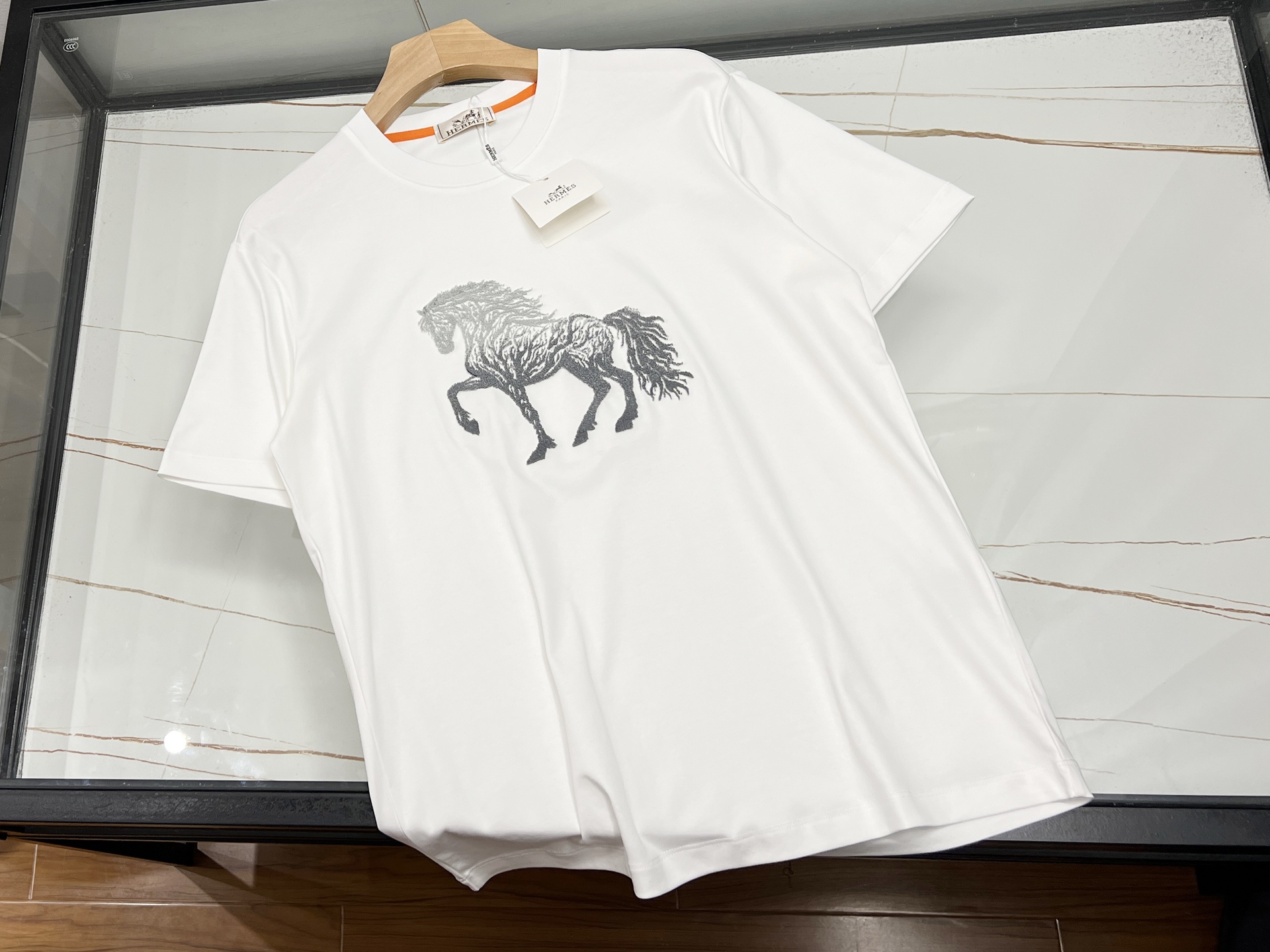 NO:744845,-26SS——Micro-lettered short-sleeves, a treasure in the fashion industry!  This fashionable short-sleeve with micro-stamp lettering is simply a great tool for dressing. The exquisite micro-stamps are embellished on it, which is unique and eye-catching, and instantly enhances the overall style. The letter elements are simple yet personal, playful or cool, and can easily show your attitude. The fabric is skin-friendly and breathable, so you can wear it in summer without any burden and keep you fresh at all times. Paired with jeans, it is casual and casual; with a short skirt, it is sweet and cute. Whether it is a daily outing, a friend gathering, or a walk on campus, it can make you the center of attention and easily create your own fashion style.  Available now in 3 colors M-XXXL, Hermès-clothing, hermes, skirts, jeans, T-shirt,19860909-26SS———微章字母短袖,时尚界的宝藏单品！ 这件微章字母时尚短袖,简直是穿搭利器.精致微章点缀其上,独特又吸睛,瞬间提升整体格调.字母元素简约而不失个性,或俏皮或酷帅,轻松展现你的态度. 面料亲肤透气,夏日穿着毫无负担,时刻保持清爽.搭配牛仔裤,休闲随性；配短裙,甜美可爱.无论是日常出街、朋友聚会,还是校园漫步,它都能让你成为焦点,轻松打造出属于自己的时尚风格. 现货发售3色M-XXXL,爱马仕-服装,hermes,skirts,jeans,T-shirt,,Women's clothing