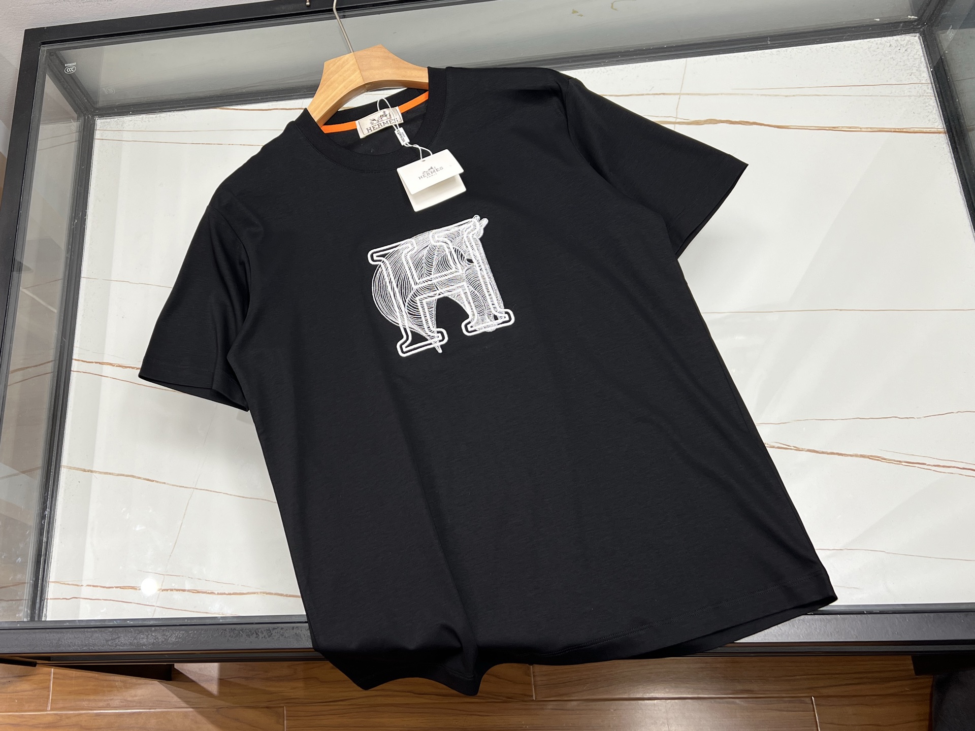 NO:744829,-26SS——Micro-lettered short-sleeves, a treasure in the fashion industry!  This fashionable short-sleeve with micro-stamp lettering is simply a great tool for dressing. The exquisite micro-stamps are embellished on it, which is unique and eye-catching, and instantly enhances the overall style. The letter elements are simple yet personal, playful or cool, and can easily show your attitude. The fabric is skin-friendly and breathable, so you can wear it in summer without any burden and keep you fresh at all times. Paired with jeans, it is casual and casual; with a short skirt, it is sweet and cute. Whether it is a daily outing, a friend gathering, or a walk on campus, it can make you the center of attention and easily create your own fashion style.  Available now in 3 colors M-XXXL, Hermès-clothing, hermes, skirts, jeans, T-shirt,19860909-26SS———微章字母短袖,时尚界的宝藏单品！ 这件微章字母时尚短袖,简直是穿搭利器.精致微章点缀其上,独特又吸睛,瞬间提升整体格调.字母元素简约而不失个性,或俏皮或酷帅,轻松展现你的态度. 面料亲肤透气,夏日穿着毫无负担,时刻保持清爽.搭配牛仔裤,休闲随性；配短裙,甜美可爱.无论是日常出街、朋友聚会,还是校园漫步,它都能让你成为焦点,轻松打造出属于自己的时尚风格. 现货发售3色M-XXXL,爱马仕-服装,hermes,skirts,jeans,T-shirt,,Women's clothing