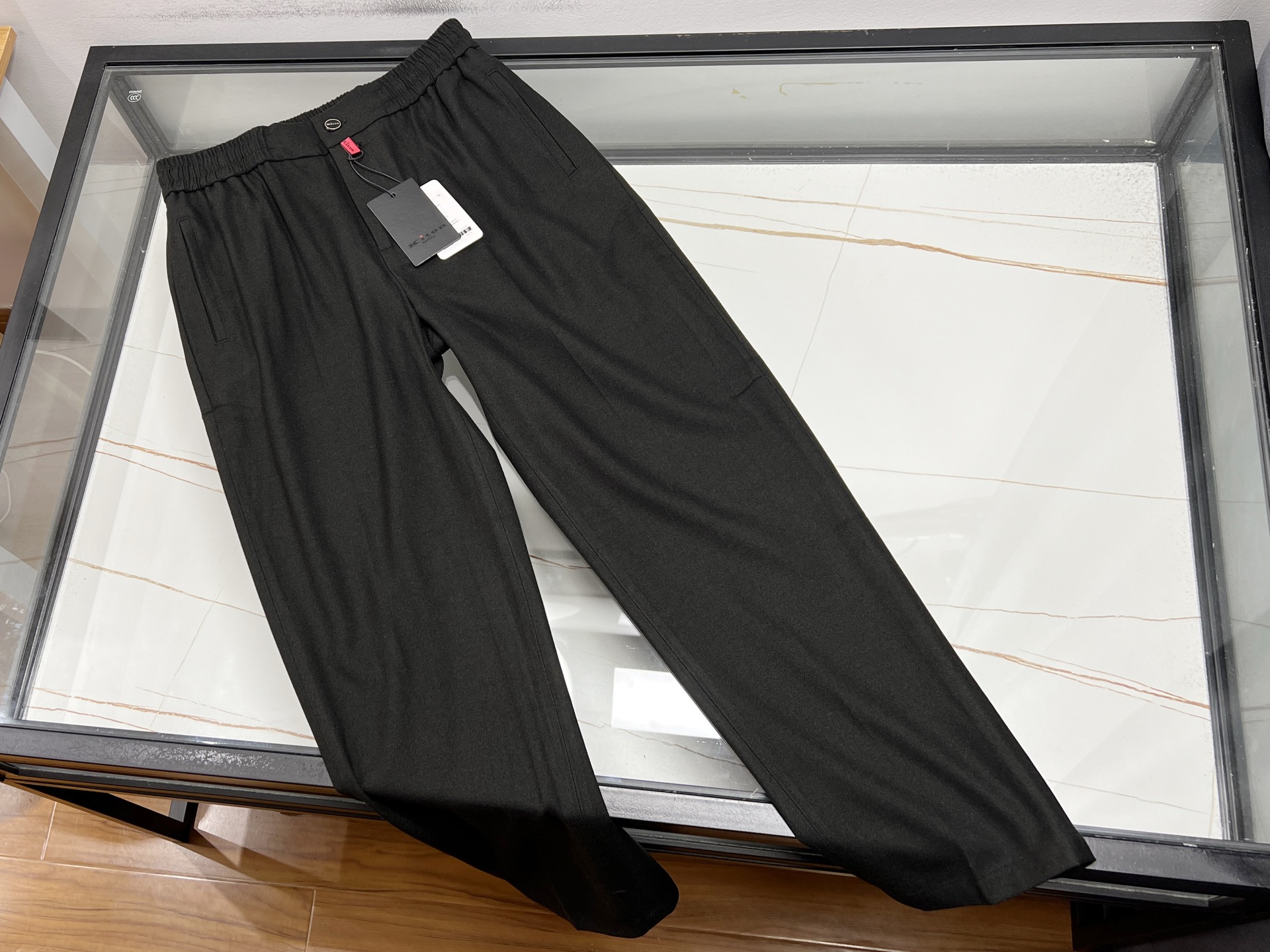 NO:754853,——26SS————ki spring and summer ultra-thin 98 sheep wool original casual pants, direct supply without middlemen!  Selected fine wool, mercerized pre-shrunk treatment, skin-friendly without pricking, ultra-thin fabric is breathable and sweat-wicking, suitable for long-term commuting in spring and summer without sweating or sticking to the legs. Classic straight cut, modified leg shape without being tight, elastic waist + detachable belt design, suitable for various waist sizes.  The original order has high standard workmanship, neat edges, durable hardware, and is not easy to pill or deform. Pair it with a thin suit. It can be worn for daily leisure, business commuting, and light travel. It is low-key and has a high-end texture. It is a must-have item for your spring and summer wardrobe. Go in early and enjoy it!  Ready for sale, black 30-32-33-34-36-38, men's clothing, business suit,19860909——26SS———ki春夏超薄98绵羊毛原单休闲裤,直供无中间商！精选细支羊毛,经过丝光预缩处理,亲肤不扎肤,超薄面料透气排汗,春夏通勤久坐不闷汗、不粘腿.经典直筒剪裁,修饰腿型不紧绷,松紧腰+可拆皮带设计,适配多种腰围.原单高标准做工,包边工整,五金耐用,不易起球、不易变形.搭配薄西装.日常休闲、商务通勤、轻旅行都能hold住,低调穿出高级质感,春夏衣橱刚需款,早入早享受！ 现货发售黑色30-32-33-34-36-38,男装,business suit,,Women's clothing