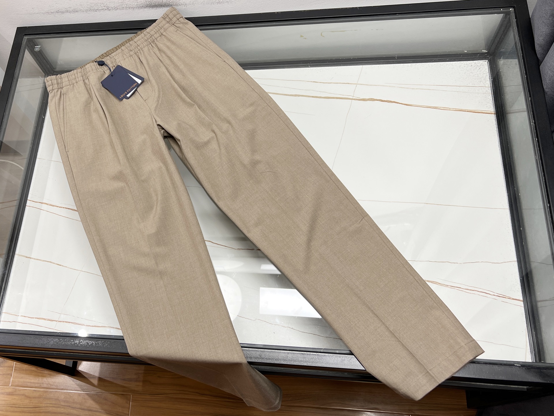 NO:754881,-26SS——Spring and summer are coming!  This classic wool casual trousers is made of 98 high-count sheep wool fabric, directly supplied from the original factory without middlemen, and the quality is benchmarked at the counter!  The wool material has breathable and skin-friendly properties. It is not sweaty or sticky when worn in spring and summer. The delicate texture is full of high-end. The classic straight cut modifies the leg shape and hides the flesh. It is loose but not tight and adapts to various body shapes. The waistband is exquisitely crafted + invisible hardware design, full of details.  , durable and non-deformable. Neutral dark gray/navy blue color, match with shirt, sweater or thin suit, easy to control business commuting, daily leisure and other scenes. Original order produced with high standards, great value for money, quality trousers that are essential for spring and summer wardrobe, come in early and enjoy the light luxury!  Available now in khaki 46-48-50-52-54, Louis Vuitton-clothing, louis vuitton, shirts, business suit,19860909-26SS———春夏重磅来袭！这款经典羊毛休闲西裤,甄选98高支绵羊毛面料,原厂直供无中间商,品质对标专柜！羊毛材质自带透气亲肤属性,春夏穿着不闷汗、不粘腻,细腻肌理感尽显高级.经典直筒剪裁,修饰腿型更藏肉,宽松有度不紧绷,适配各种身形.腰头精致做工+隐形五金设计,细节拉满,耐穿不变形.中性深灰/藏青两色,搭配衬衫、针织衫或薄西装,轻松驾驭商务通勤、日常休闲等多场景.原单高标准出品,性价比拉满,春夏衣橱必备的质感西裤,早入早享轻奢穿搭！ 现货发售卡其色46-48-50-52-54,路易威登-服装,louis vuitton,shirts,business suit,,Women's clothing