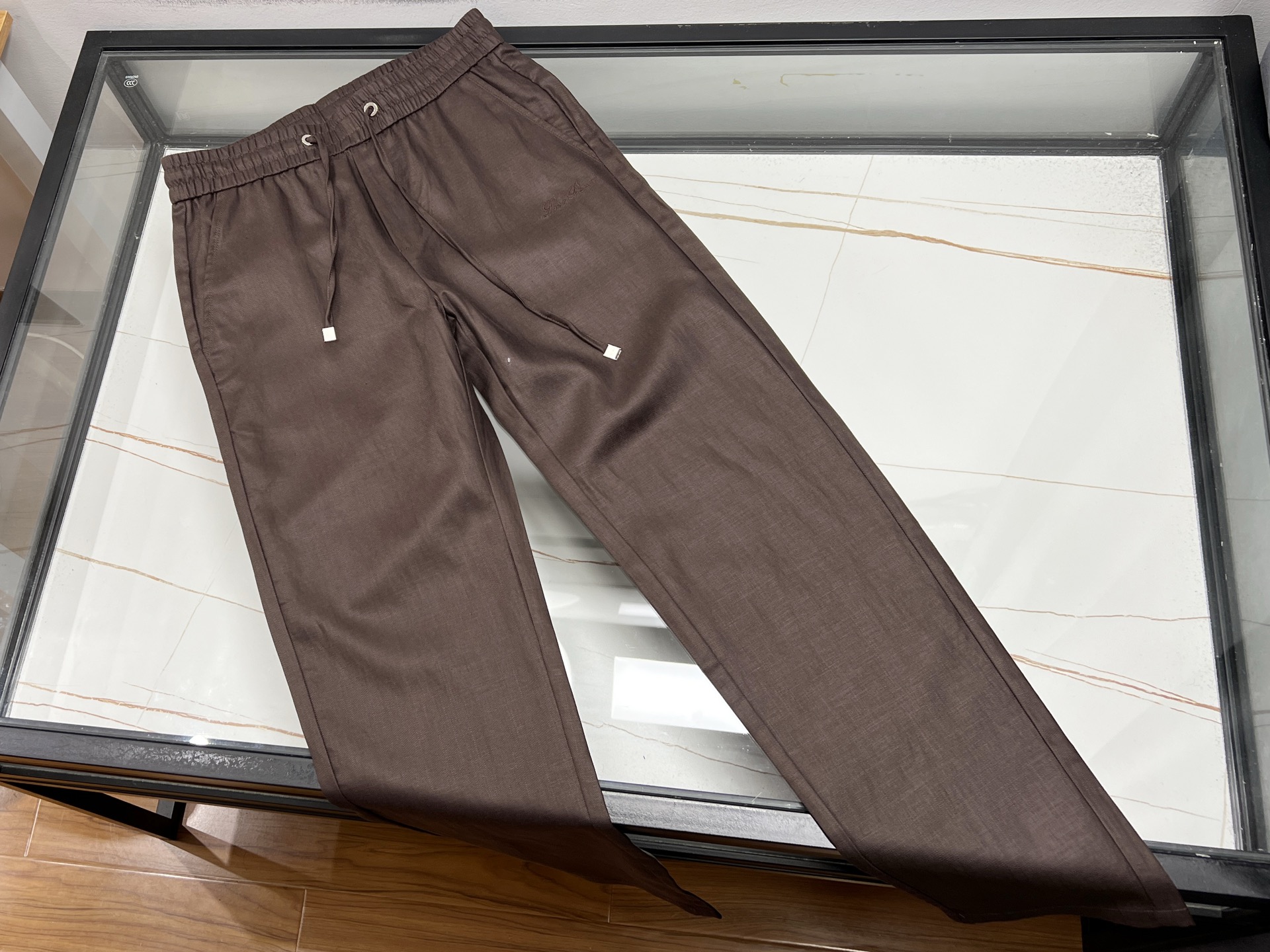 NO:755373,-26SS————LP Descendants Embroidered Casual Pants are the perfect fusion of tradition and fashion. Descendants Embroidered Casual Pants cleverly combine exquisite embroidery craftsmanship with modern casual style. On the trousers, the delicate embroidery patterns are lifelike, either as smart flowers and birds, or as simple decorations. Every stitch and every thread is devoted to the efforts of the craftsmen, fully displaying the unique charm of traditional craftsmanship.  It is made of high-quality fabrics, soft and skin-friendly, has good breathability, and is comfortable to wear. The loose-fitting design does not pick on your body shape, and can be easily controlled whether it is daily outings, sports and fitness, or leisure at home. The embellishment of embroidery elements makes the pants get rid of the monotony, adding an artistic atmosphere and a sense of fashion. Wearing them, you can not only show your personal taste, but also inherit traditional culture. It is a rare fashion item.  Ready for sale smoke brown 31-32-33-34-35-36, men's clothing, loro piana,19860909-26SS———LP后代刺绣休闲裤传统与时尚的完美融合 后代刺绣休闲裤,将精湛刺绣工艺与现代休闲风格巧妙结合.裤身之上,细腻的刺绣图案栩栩如生,或为灵动花鸟,或为古朴纹饰,每一针每一线都倾注着匠人的心血,尽显传统工艺的独特魅力. 它选用优质面料,柔软亲肤,透气性佳,穿着舒适自在.宽松的版型设计,不挑身材,无论是日常出街、运动健身还是居家休闲,都能轻松驾驭.刺绣元素的点缀,让裤子摆脱单调,增添了一份艺术气息与时尚感,穿上它,既能展现个性品味,又能传承传统文化,实乃不可多得的时尚单品. 现货发售烟棕色31-32-33-34-35-36,男装,loro piana,,Women's clothing