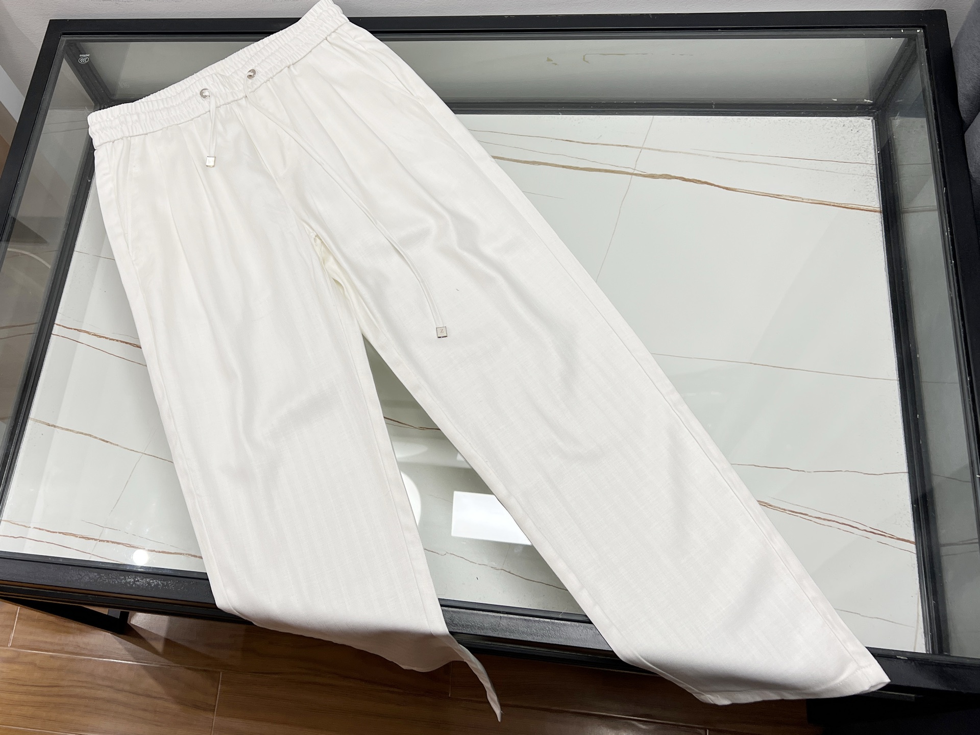 NO:755367,-26SS————EZ Descendants Embroidered Casual Pants are the perfect fusion of tradition and fashion. Descendants Embroidered Casual Pants cleverly combine exquisite embroidery craftsmanship with modern casual style. On the trousers, the delicate embroidery patterns are lifelike, either as smart flowers and birds, or as simple decorations. Every stitch and every thread is devoted to the efforts of the craftsmen, fully displaying the unique charm of traditional craftsmanship.  It is made of high-quality fabrics, soft and skin-friendly, has good breathability, and is comfortable to wear. The loose-fitting design is not picky about your body shape, and can be easily controlled whether it is daily outings, sports and fitness, or home leisure. The embellishment of embroidery elements makes the pants get rid of the monotony and adds a sense of art and fashion. Wearing it, you can not only show your personal taste, but also inherit the traditional culture. It is a rare fashion item. Available now in white 31-32-33-34-35-36, men's clothing,19860909-26SS———EZ后代刺绣休闲裤传统与时尚的完美融合 后代刺绣休闲裤,将精湛刺绣工艺与现代休闲风格巧妙结合.裤身之上,细腻的刺绣图案栩栩如生,或为灵动花鸟,或为古朴纹饰,每一针每一线都倾注着匠人的心血,尽显传统工艺的独特魅力. 它选用优质面料,柔软亲肤,透气性佳,穿着舒适自在.宽松的版型设计,不挑身材,无论是日常出街、运动健身还是居家休闲,都能轻松驾驭.刺绣元素的点缀,让裤子摆脱单调,增添了一份艺术气息与时尚感,穿上它,既能展现个性品味,又能传承传统文化,实乃不可多得的时尚单品. 现货发售白色31-32-33-34-35-36,男装,,Women's clothing