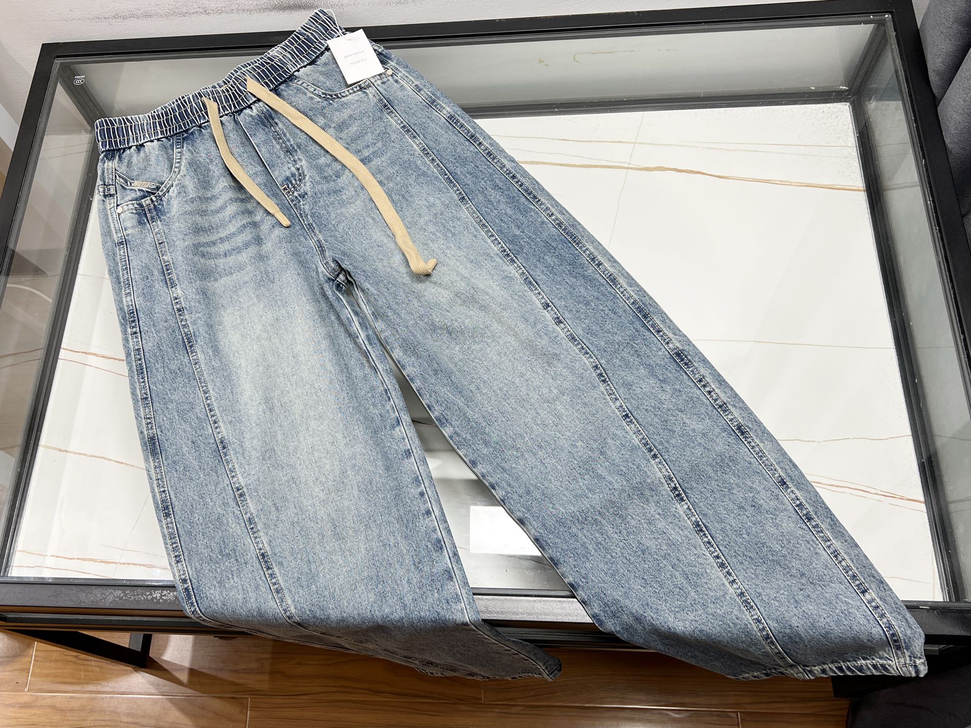 NO:755361,-26SS - Simple and simple wide-leg denim trousers, a fashionable and versatile treasure item. This wide-leg denim trousers stands out with its simple and simple design concept. The straight wide-leg version cleverly modifies the leg lines. No matter what kind of leg you have, you can easily have the visual effect of straight and long legs.  Classic denim fabric, full of texture and wear-resistant. The color is pure denim blue, fresh, natural and versatile. There are no too many complicated decorations, just smooth lines and neat tailoring, showing grandeur and casualness. There is no pressure in matching, with a simple white T, youthful and energetic; paired with a slim knitted sweater, elegant and intellectual; paired with a suit jacket, smart and fashionable. Whether it is for daily outings, commuting to work or casual gatherings, it is your best choice, easily create different styles.  Ready for sale blue XS-S-M-L, Bottega Veneta-clothing,bottega veneta,jackets & coats,business suit,19860909-26SS——简单简约阔腿牛仔长裤时尚百搭的宝藏单品 这款阔腿牛仔长裤,以简单简约的设计理念脱颖而出.直筒阔腿版型,巧妙修饰腿部线条,无论你是何种腿型,都能轻松拥有笔直大长腿的视觉效果. 经典的牛仔面料,质感十足且耐磨耐穿.颜色是纯粹的牛仔蓝,清新自然又百搭.没有过多繁杂的装饰,仅靠流畅的线条和利落的剪裁,尽显大气与随性. 搭配上更是毫无压力,配简约白T,青春活力；搭修身针织衫,优雅知性；外搭西装外套,干练时尚.无论是日常出街、上班通勤还是休闲聚会,它都是你的绝佳选择,轻松打造不同风格造型. 现货发售蓝色XS-S-M-L,葆蝶家-服装,bottega veneta,jackets & coats,business suit,,Women's clothing