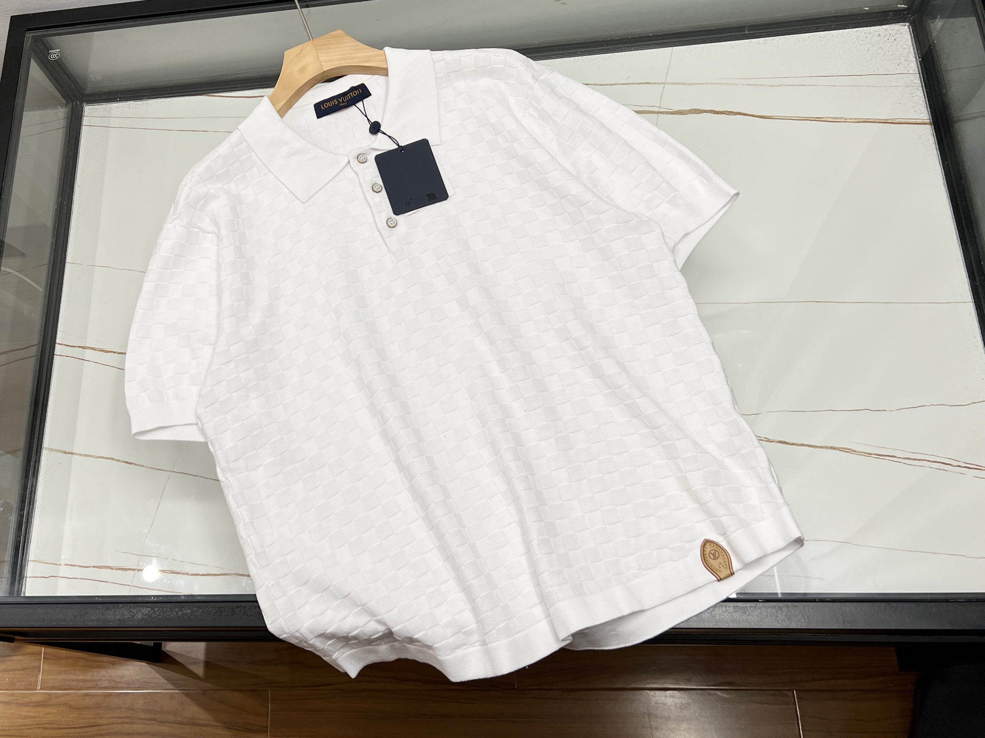 NO:755358,-26SS————The perfect fusion of fashion and personality in the diamond-shaped dark letter lapel. The diamond-shaped dark letter lapel design shows unique charm in every detail. The diamond-shaped dark pattern is exquisite and delicate, looming on the fabric, like a low-key luxury code, adding a mysterious texture to the whole. Letter elements are cleverly integrated into the lapel, breaking the convention, instantly lighting up the visual focus, and giving the basic model a unique vitality.  It is not only a decoration of clothing, but also an expression of the wearer's attitude. Whether it is paired with simple jeans to show casualness or combined with suit trousers to create a capable temperament, it can be easily controlled. Wearing it seems to have a fashionable aura, standing out from the crowd and becoming a unique existence. Available now in white S-XL, Louis Vuitton-clothing, louis vuitton, jeans, business suit,19860909-26SS———菱角暗纹字母翻领时尚与个性的完美融合 菱角暗纹字母翻领设计,于细节处彰显独特魅力.菱角暗纹精致细腻,在面料上若隐若现,似低调的奢华密码,为整体增添一份神秘质感.翻领处巧妙融入字母元素,打破常规,瞬间点亮视觉焦点,让基础款焕发出别样生机. 它不仅是服饰的装饰,更是穿着者态度的表达.无论是搭配简约牛仔裤,展现休闲随性；还是与西装裤组合,营造干练气质,都能轻松驾驭.穿上它,仿佛自带时尚气场,在人群中脱颖而出,成为独特的存在. 现货发售白色S-XL,路易威登-服装,louis vuitton,jeans,business suit,,Women's clothing