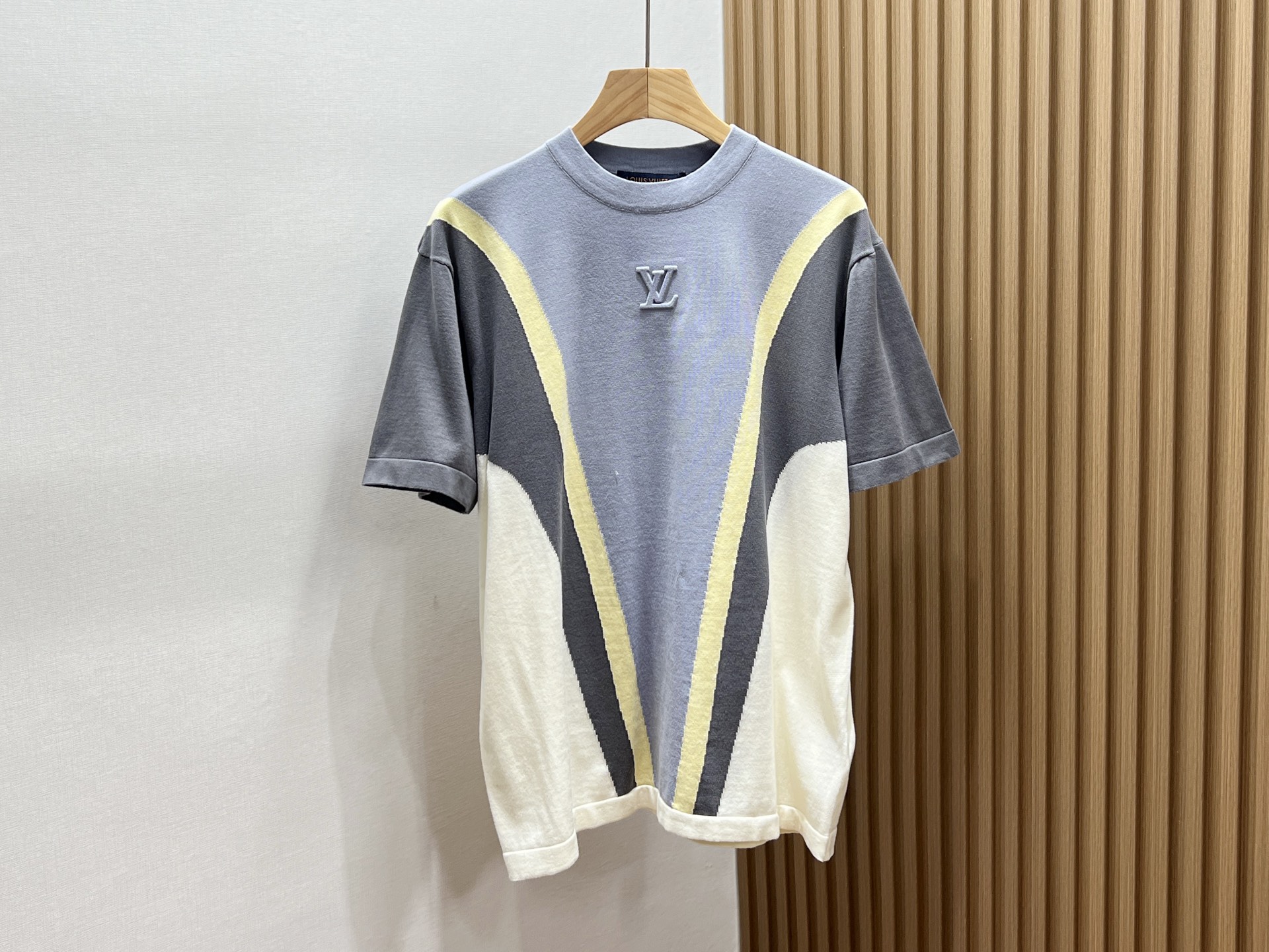 NO:755372,-26SS——Concave-convex letter short sleeves are a low-key and personalized choice. This concave-convex dark pattern short-sleeves are the perfect fusion of fashion and quality. Its unique concave-convex dark pattern technology allows the letters to appear three-dimensionally on the fabric. Although it is not obvious, it hides ingenuity and exudes a unique charm in the flow of light and shadow.  The short-sleeved version is simple and neat, not flattering on your body shape, and can be worn alone or with a jacket. The fabric is skin-friendly and breathable, comfortable to wear, and you will not feel stuffy even if you move for a long time. The classic letter elements add a sense of fashion and trend to the overall look. Whether it is daily outings, sports and fitness, or gatherings with friends, it can easily make you the center of attention, showing your unique taste and personality. Available now in blue S-XL, Louis Vuitton-clothing, louis vuitton, jackets &  coats, T-shirts,19860909-26SS———凹凸字母短袖低调中的个性之选 这款凹凸暗纹字母短袖,是时尚与品质的完美融合.其独特的凹凸暗纹工艺,让字母在面料上立体呈现,虽不张扬却暗藏巧思,在光影流转间散发别样魅力. 短袖版型简约利落,不挑身材,无论是单穿还是搭配外套都游刃有余.面料亲肤透气,穿着舒适自在,即使长时间活动也不会感到闷热. 经典的字母元素,为整体造型增添了一份时尚感与潮流气息.无论是日常出街、运动健身还是朋友聚会,它都能让你轻松成为焦点,展现独特品味与个性风采. 现货发售蓝色S-XL,路易威登-服装,louis vuitton,jackets & coats,T-shirt,,Women's clothing