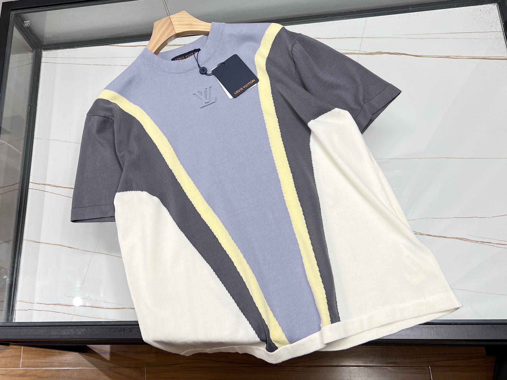 NO:755378,-26SS——Concave-convex letter short sleeves are a low-key and personalized choice. This concave-convex dark pattern short-sleeves are the perfect fusion of fashion and quality. Its unique concave-convex dark pattern technology allows the letters to appear three-dimensionally on the fabric. Although it is not obvious, it hides ingenuity and exudes a unique charm in the flow of light and shadow.  The short-sleeved version is simple and neat, not flattering on your body shape, and can be worn alone or with a jacket. The fabric is skin-friendly and breathable, comfortable to wear, and you will not feel stuffy even if you move for a long time. The classic letter elements add a sense of fashion and trend to the overall look. Whether it is daily outings, sports and fitness, or gatherings with friends, it can easily make you the center of attention, showing your unique taste and personality. Available now in blue S-XL, Louis Vuitton-clothing, louis vuitton, jackets &  coats, T-shirts,19860909-26SS———凹凸字母短袖低调中的个性之选 这款凹凸暗纹字母短袖,是时尚与品质的完美融合.其独特的凹凸暗纹工艺,让字母在面料上立体呈现,虽不张扬却暗藏巧思,在光影流转间散发别样魅力. 短袖版型简约利落,不挑身材,无论是单穿还是搭配外套都游刃有余.面料亲肤透气,穿着舒适自在,即使长时间活动也不会感到闷热. 经典的字母元素,为整体造型增添了一份时尚感与潮流气息.无论是日常出街、运动健身还是朋友聚会,它都能让你轻松成为焦点,展现独特品味与个性风采. 现货发售蓝色S-XL,路易威登-服装,louis vuitton,jackets & coats,T-shirt,,Women's clothing