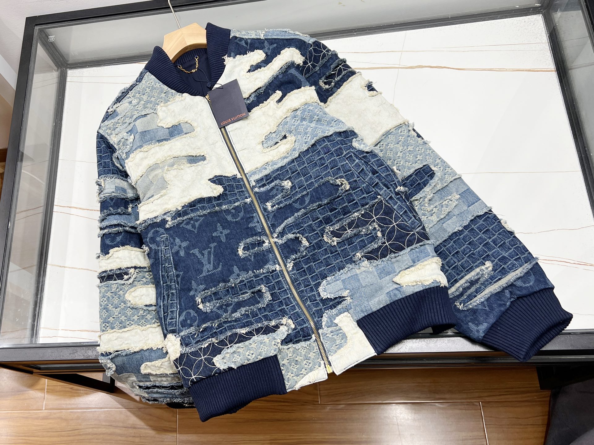 NO:755369,-26SS————Elemental leather and heavy-duty denim jacket, a perfect fusion of fashion and personality. This denim jacket can be called a treasure in the fashion world!  The unique element grinding process gives it a unique retro texture, as if it has a charm accumulated over time, and every detail tells an uninhibited fashion attitude.  The heavy stitching design is the finishing touch. The clever fusion of different materials and colors breaks the monotony of traditional denim and creates a strong visual impact. Wear it and instantly become the focus of the street. Whether it is paired with a simple T-shirt or a personalized dress, it can be easily controlled and show a variety of styles. It is not only a jacket, but also a fashion tool to express yourself and express your attitude, allowing you to stand out from the crowd and embrace every wonderful moment with confidence. Available now in blue S-XL, Louis Vuitton-clothing, louis  vuitton,skirts,jackets & coats,tees,t-shirt,19860909-26SS———元素磨皮拼重工牛仔外套,时尚与个性完美融合 这款牛仔外套堪称时尚界的宝藏单品！独特的元素磨皮工艺,赋予它别具一格的复古质感,仿佛带着岁月沉淀的韵味,每一处细节都诉说着不羁的时尚态度. 重工拼接设计更是点睛之笔,不同材质与色彩的巧妙融合,打破了传统牛仔的单调,碰撞出强烈的视觉冲击.穿上它,瞬间成为街头焦点,无论是搭配简约T恤还是个性连衣裙,都能轻松驾驭,展现出多元风格.它不仅是外套,更是彰显自我、表达态度的时尚利器,让你在人群中脱颖而出,自信满满地拥抱每一个精彩瞬间. 现货发售蓝色S-XL,路易威登-服装,louis vuitton,skirts,jackets & coats,tees，t-shirt,,Women's clothing