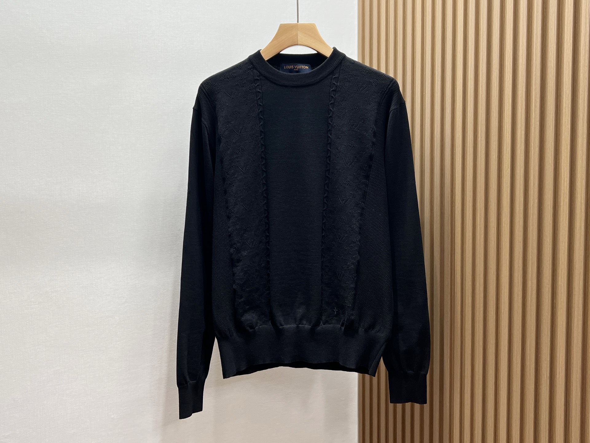 NO:755357,-26SS——Classic and fashionable, simple yet elegant knitted sweater is a must-have item in the autumn and winter wardrobe. It uses fine and soft knitted fabric to outline smooth tailoring lines, which not only fits the body shape but also leaves a comfortable margin, showing elegance and calmness. Pure tones or low-key striped designs abandon complicated decorations and use minimalism.  The style interprets high-end texture and can be easily adapted to various occasions. Whether paired with casual jeans or formal suit pants, it can instantly enhance the style of the overall look and highlight the wearer's extraordinary taste. This knitted sweater not only warms the body and mind, but also transcends seasonal trends with its classic design, making it a timeless fashion choice in your wardrobe.  Available now in black S-XL, Louis Vuitton-clothing, louis vuitton, jeans, sweaters, business suit,19860909-26SS———经典时尚,简约而不失大气的针织毛衣,是秋冬衣橱里的必备单品.它以细腻柔软的针织面料,勾勒出流畅的剪裁线条,既贴合身形又留有舒适余量,尽显优雅从容.纯净的色调或低调的条纹设计,摒弃繁复装饰,以极简风格诠释高级质感,轻松适配各种场合.无论是搭配休闲牛仔裤,还是正式西装裤,都能瞬间提升整体造型的格调,彰显穿着者的不凡品味.这款针织毛衣,不仅温暖身心,更以经典设计跨越季节潮流,成为你衣橱中历久弥新的时尚之选. 现货发售黑色S-XL,路易威登-服装,louis vuitton,jeans,sweaters,business suit,,Women's clothing