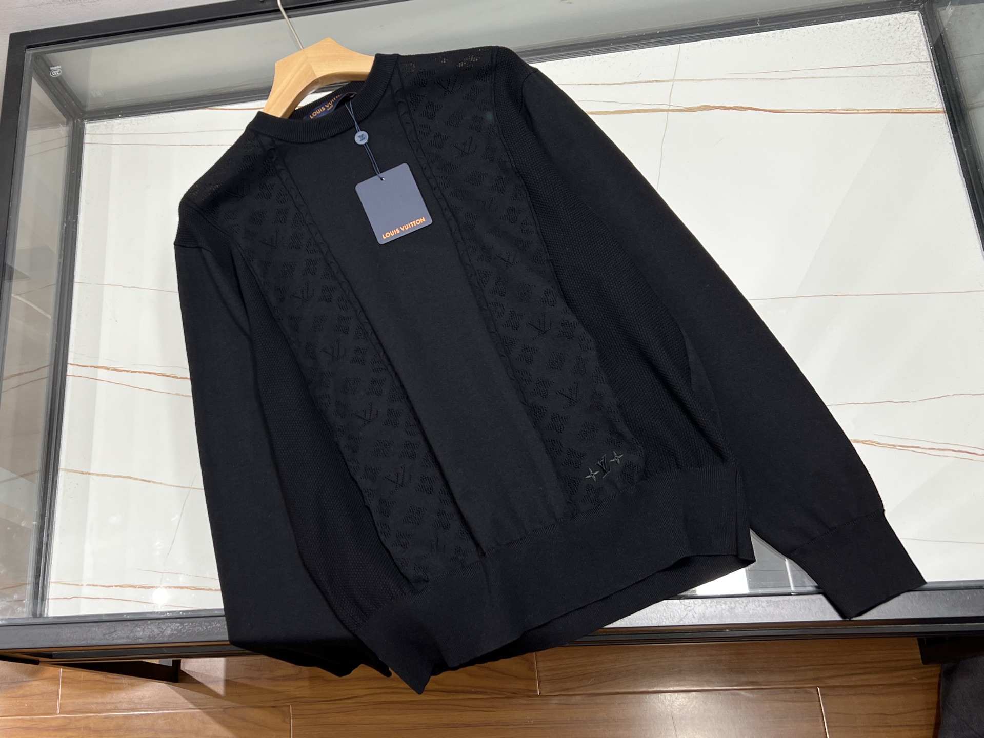 NO:755363,-26SS——Classic and fashionable, simple yet elegant knitted sweater is a must-have item in the autumn and winter wardrobe. It uses fine and soft knitted fabric to outline smooth tailoring lines, which not only fits the body shape but also leaves a comfortable margin, showing elegance and calmness. Pure tones or low-key striped designs abandon complicated decorations and use minimalism.  The style interprets high-end texture and can be easily adapted to various occasions. Whether paired with casual jeans or formal suit pants, it can instantly enhance the style of the overall look and highlight the wearer's extraordinary taste. This knitted sweater not only warms the body and mind, but also transcends seasonal trends with its classic design, making it a timeless fashion choice in your wardrobe.  Available now in black S-XL, Louis Vuitton-clothing, louis vuitton, jeans, sweaters, business suit,19860909-26SS———经典时尚,简约而不失大气的针织毛衣,是秋冬衣橱里的必备单品.它以细腻柔软的针织面料,勾勒出流畅的剪裁线条,既贴合身形又留有舒适余量,尽显优雅从容.纯净的色调或低调的条纹设计,摒弃繁复装饰,以极简风格诠释高级质感,轻松适配各种场合.无论是搭配休闲牛仔裤,还是正式西装裤,都能瞬间提升整体造型的格调,彰显穿着者的不凡品味.这款针织毛衣,不仅温暖身心,更以经典设计跨越季节潮流,成为你衣橱中历久弥新的时尚之选. 现货发售黑色S-XL,路易威登-服装,louis vuitton,jeans,sweaters,business suit,,Women's clothing