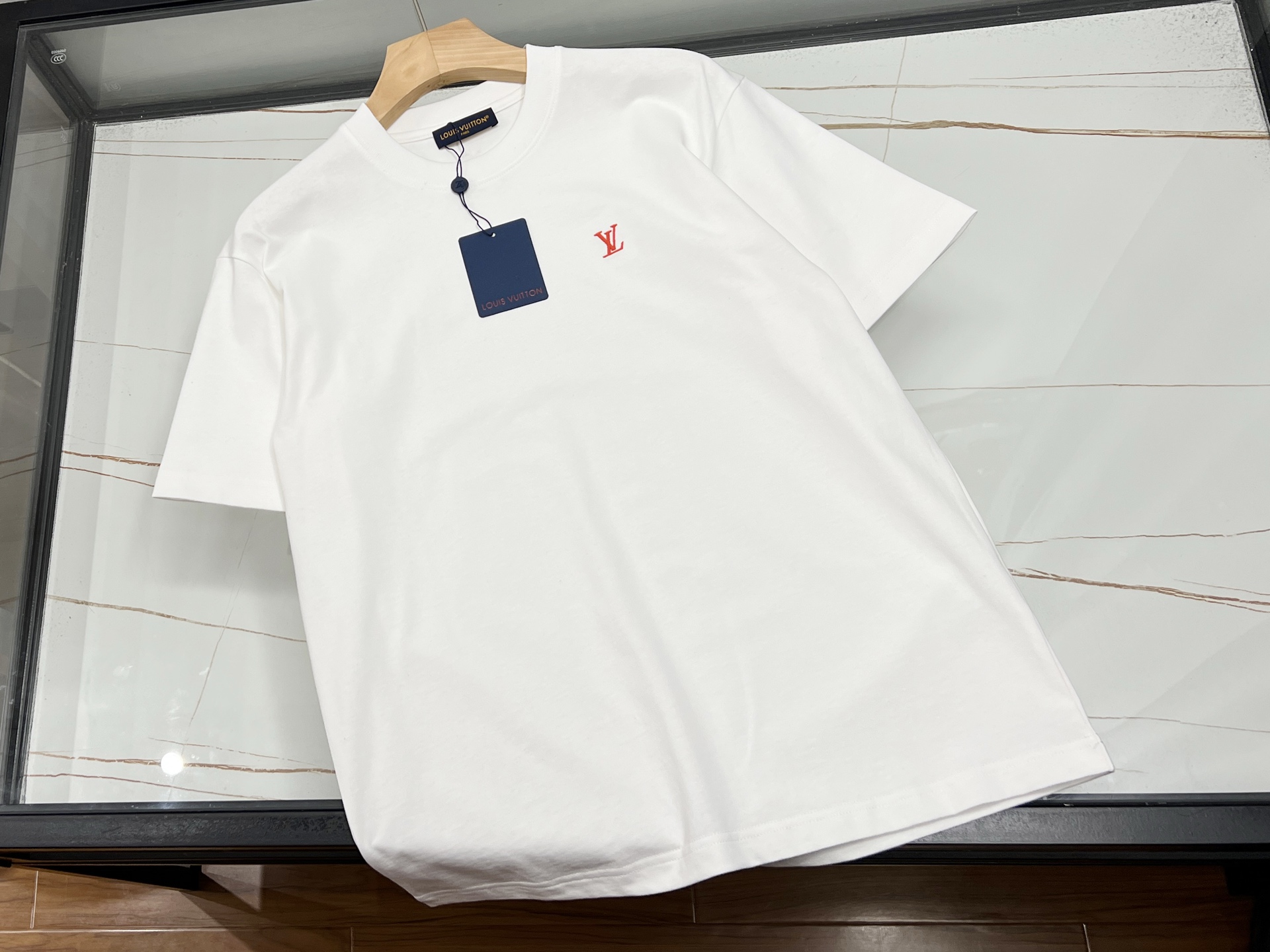 NO:755377,-26SS————The short sleeves with letters on the chest are a simple and fashionable statement of personality. The short sleeves with letters on the chest are a classic item in the summer wardrobe. It has a simple design and uses eye-catching letters on a solid color background to outline a unique style. These letters are either brand logos to highlight quality and style; or interesting slogans to convey individual attitudes. Wear them and you can easily attract attention without too much decoration.  The fabric is skin-friendly and breathable, and can be worn close to the body without any burden, bringing a refreshing experience in the hot summer. Paired with jeans, it is casual and casual; paired with a short skirt, it is cute and cute. Whether it is for daily outings, gatherings with friends, or sports and fitness, it is an excellent choice, allowing you to confidently express yourself in the crowd and become a beautiful scenery on the street. Three colors S-XL, Burberry-clothing, skirts, jeans, T-shirt,19860909-26SS———胸前字母短袖简约时尚的个性宣言 胸前字母短袖,是夏日衣橱里的经典单品.它以简洁的设计,在纯色底色上,用醒目的字母勾勒出独特风格. 这些字母或是品牌标识,彰显品质与格调；或是趣味标语,传递个性态度.穿上它,无需过多装饰,就能轻松吸引目光. 面料亲肤透气,贴身穿着毫无负担,在炎炎夏日带来清爽体验.搭配牛仔裤,休闲随性；配短裙,俏皮可爱.无论是日常出街、朋友聚会,还是运动健身,它都是绝佳选择,让你在人群中自信展现自我,成为街头一道亮丽的风景线. 现货发售三色S-XL,博柏利-服装,skirts,jeans,T-shirt,,Women's clothing